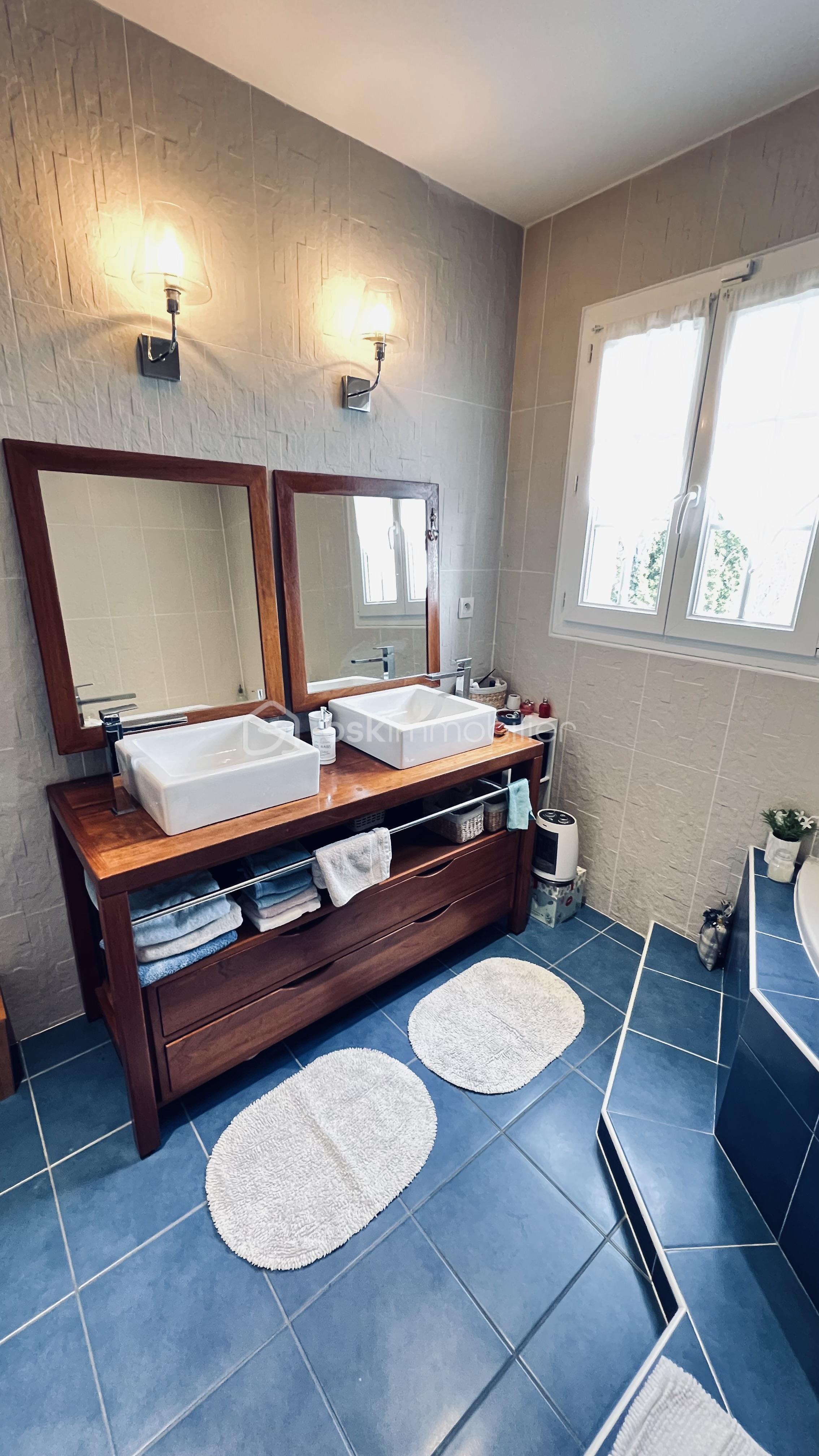 Maison de 220 m² - SALLE D'EAU ÉTAGE.jpeg