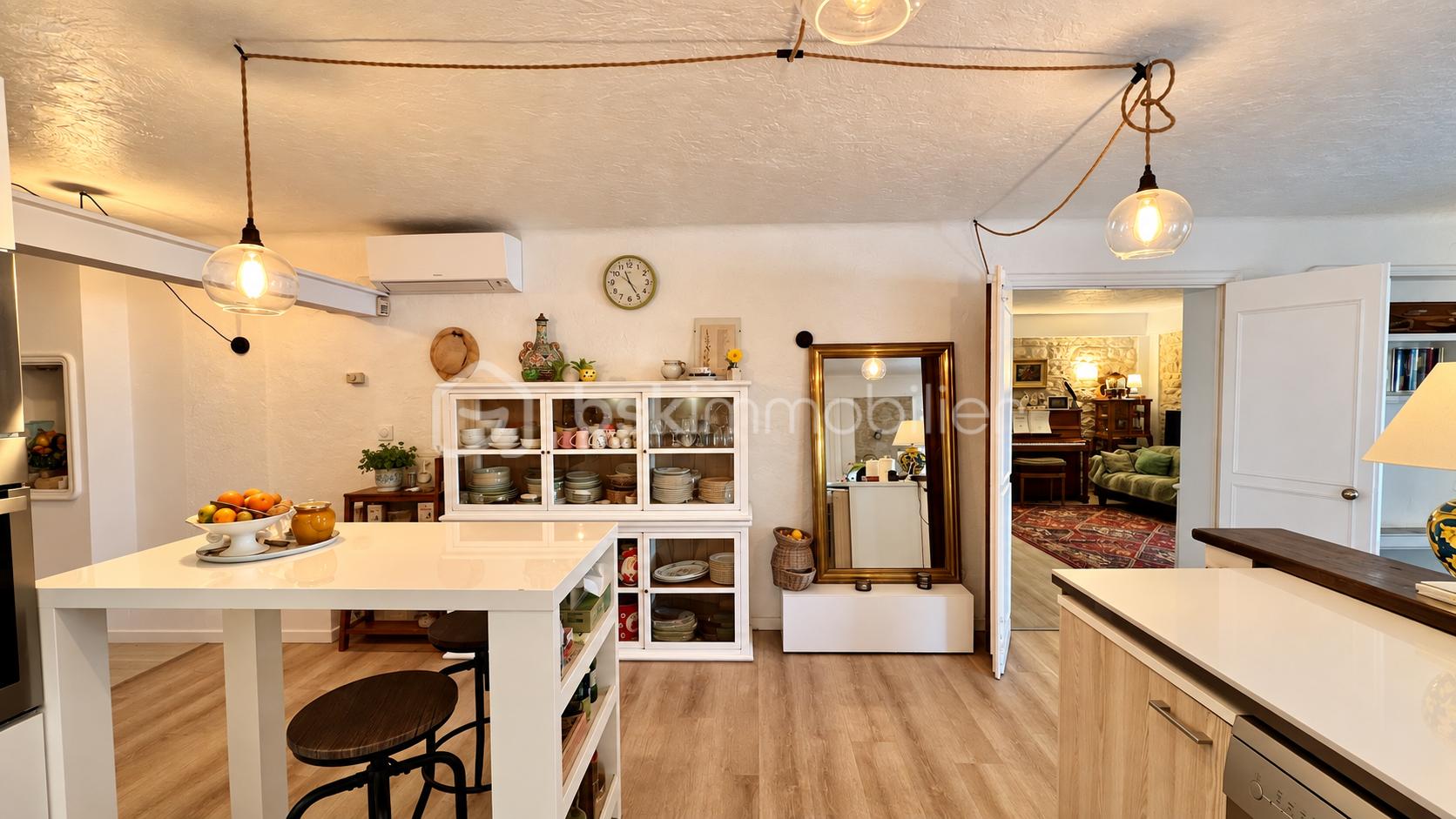 Cuisine chaleureuse, buffet blanc et miroir doré-1.png