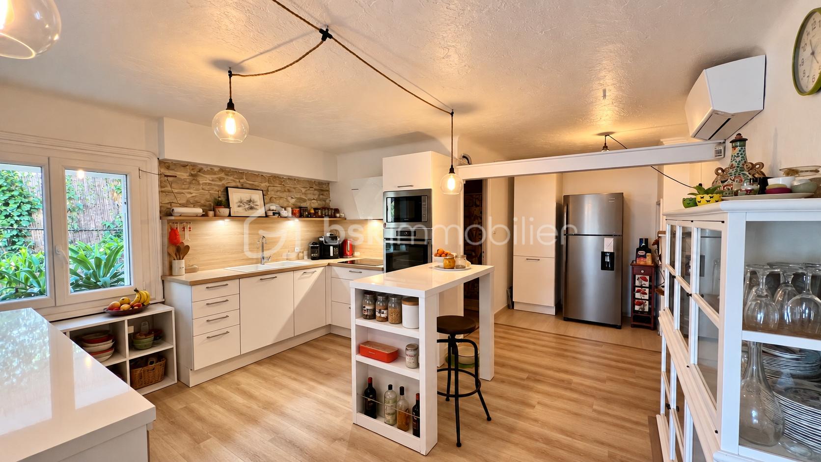Cuisine chaleureuse d’une villa atypique-2.png