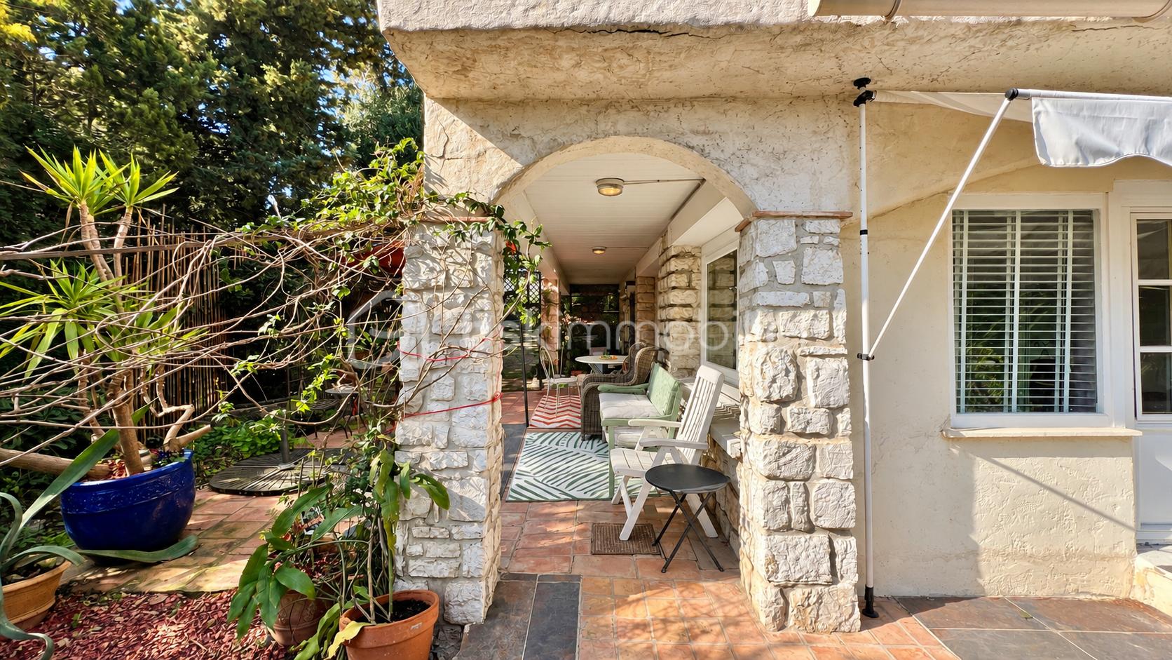 Terrasse couverte aux arches de pierre-8.png