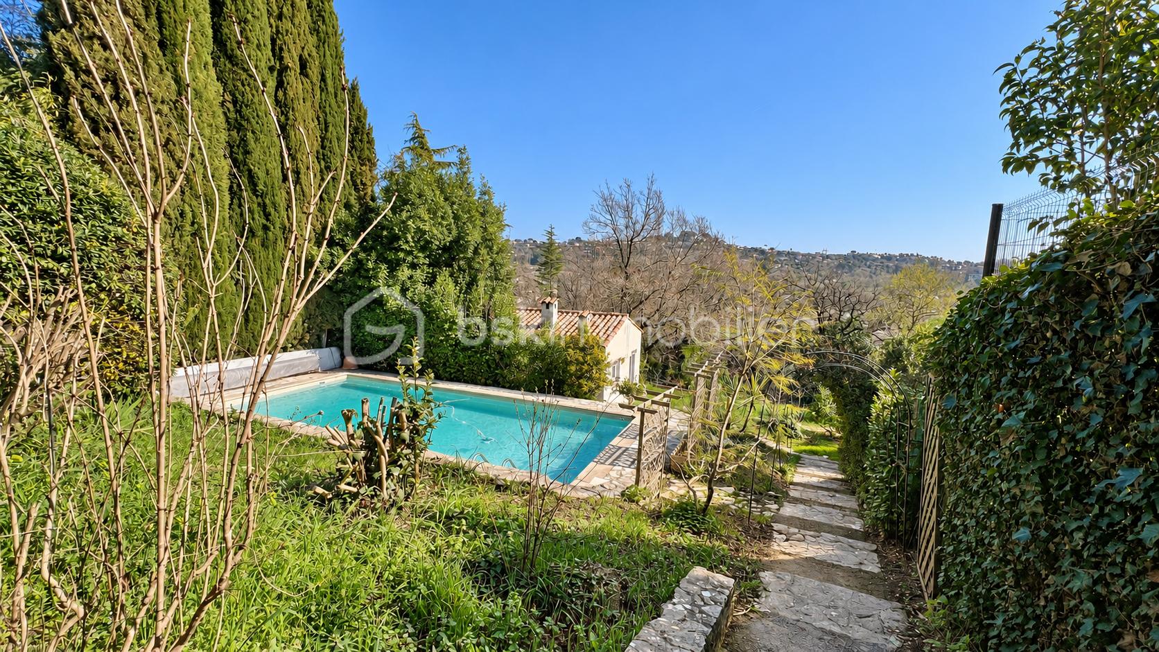 Piscine turquoise d’une villa méditerranéenne-2.png