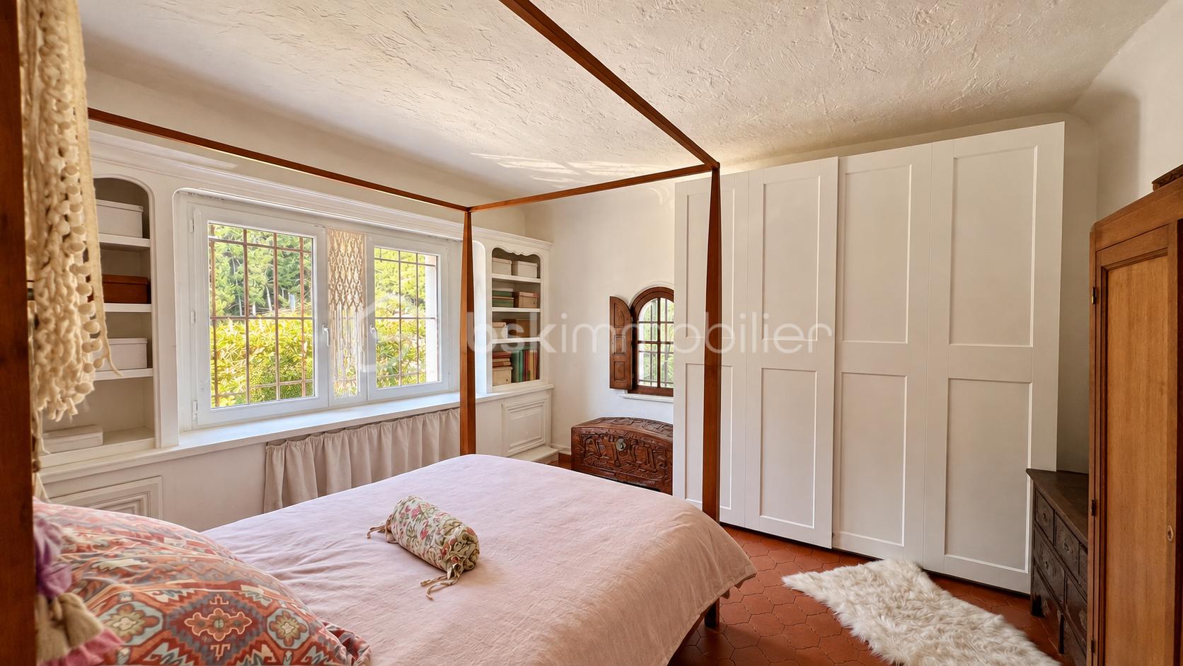 Chambre méditerranéenne au lit à baldaquin-7.png