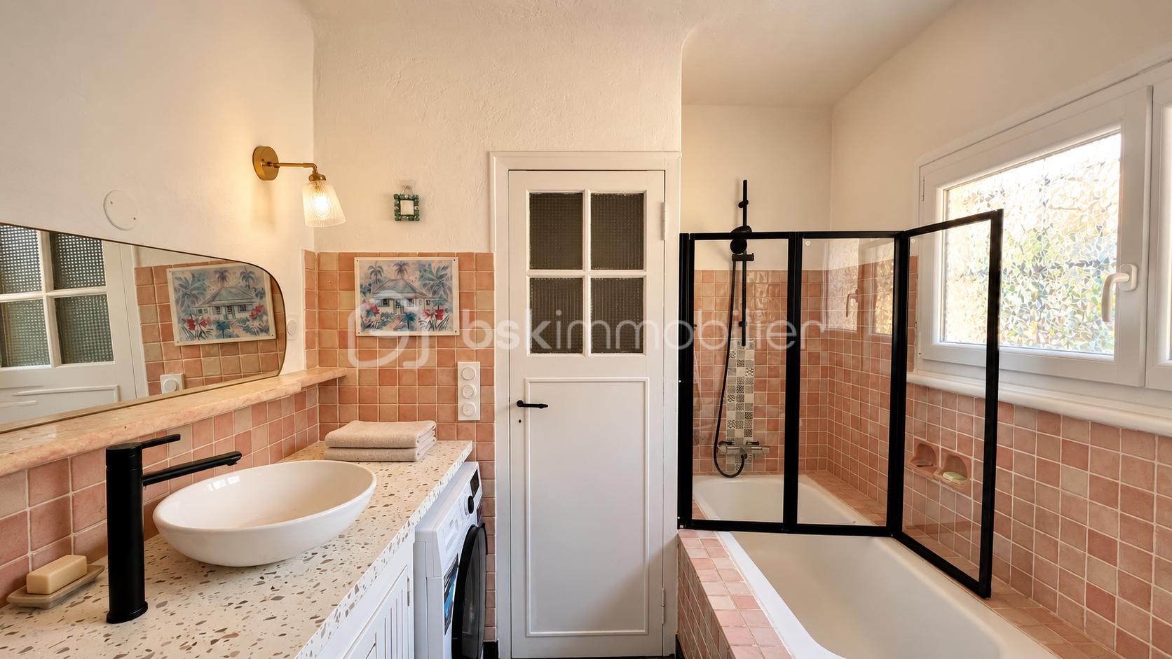 Salle de bains méditerranéenne chaleureuse-9.png