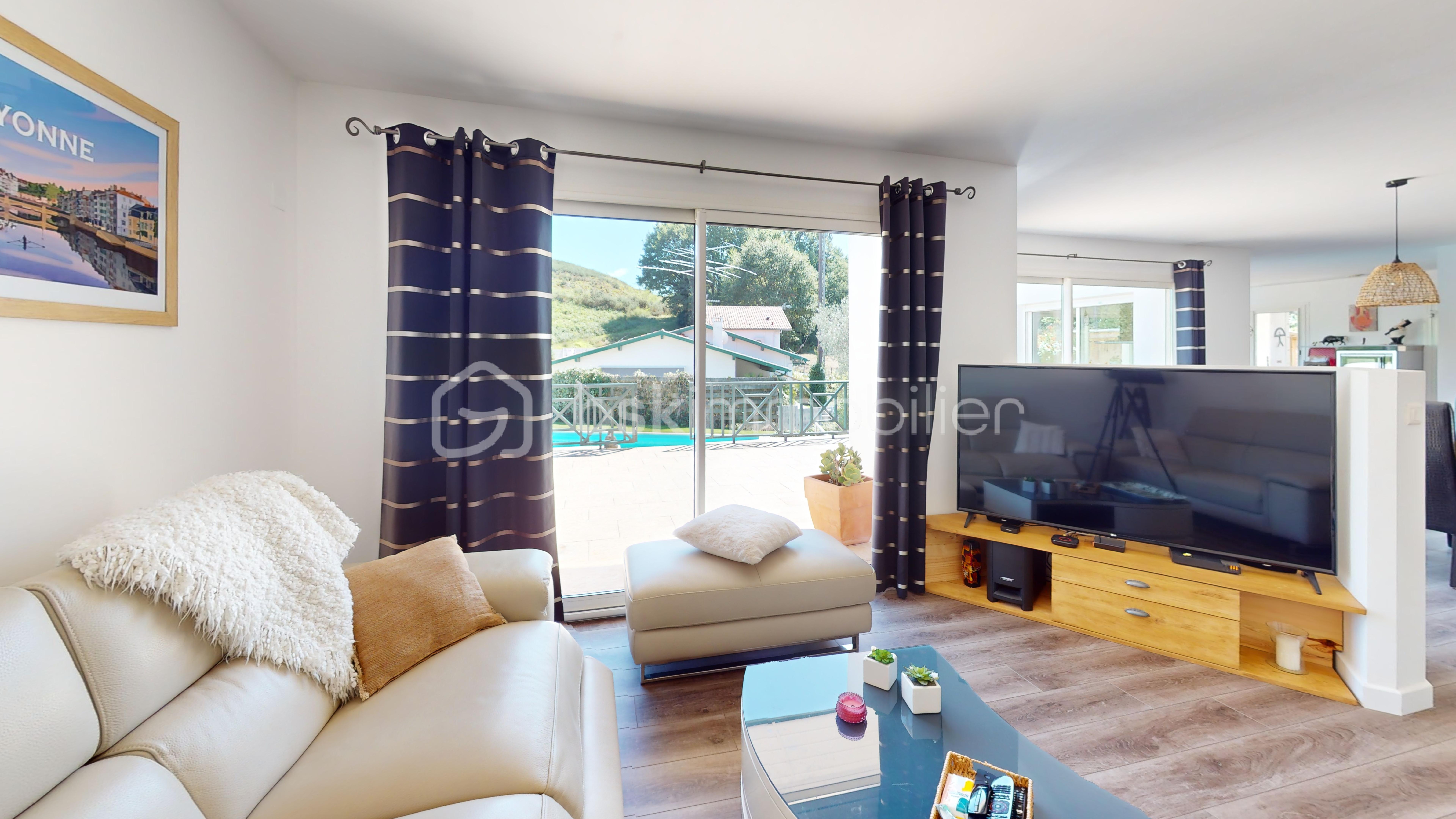 Maison contemporaine de 145 m² - Maison-Villefranque-Living-Room 1.jpg