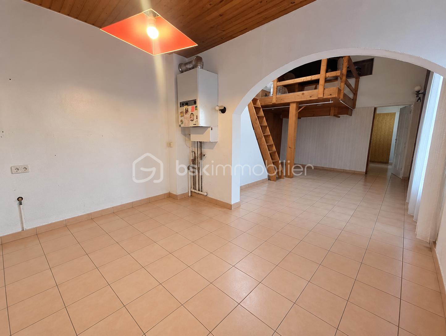Cuisine vide avec mezzanine en bois.png