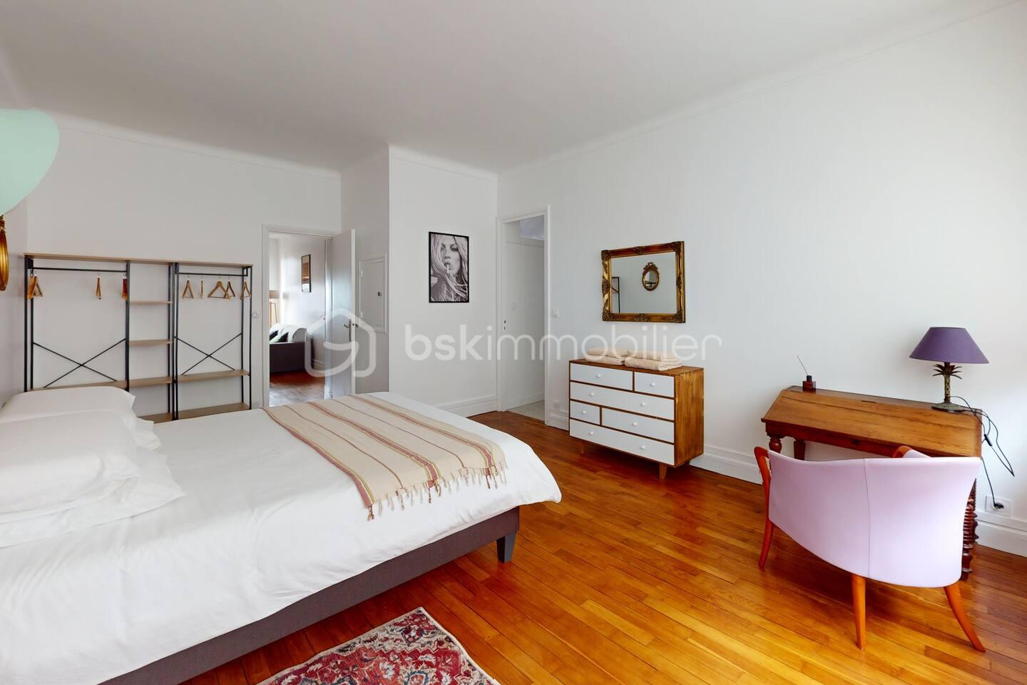 Immeuble de 260 m² - chambre beige avec bureau.jpeg