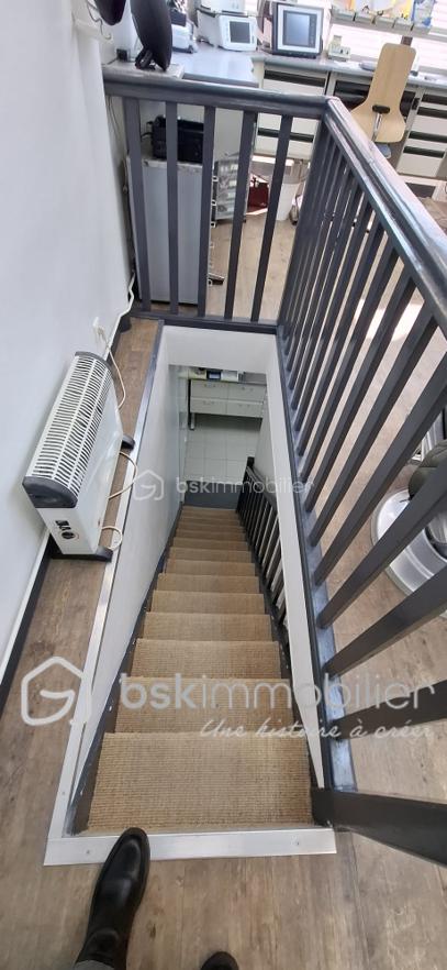 Local commercial de 80,11 m² - ESCALIER.png