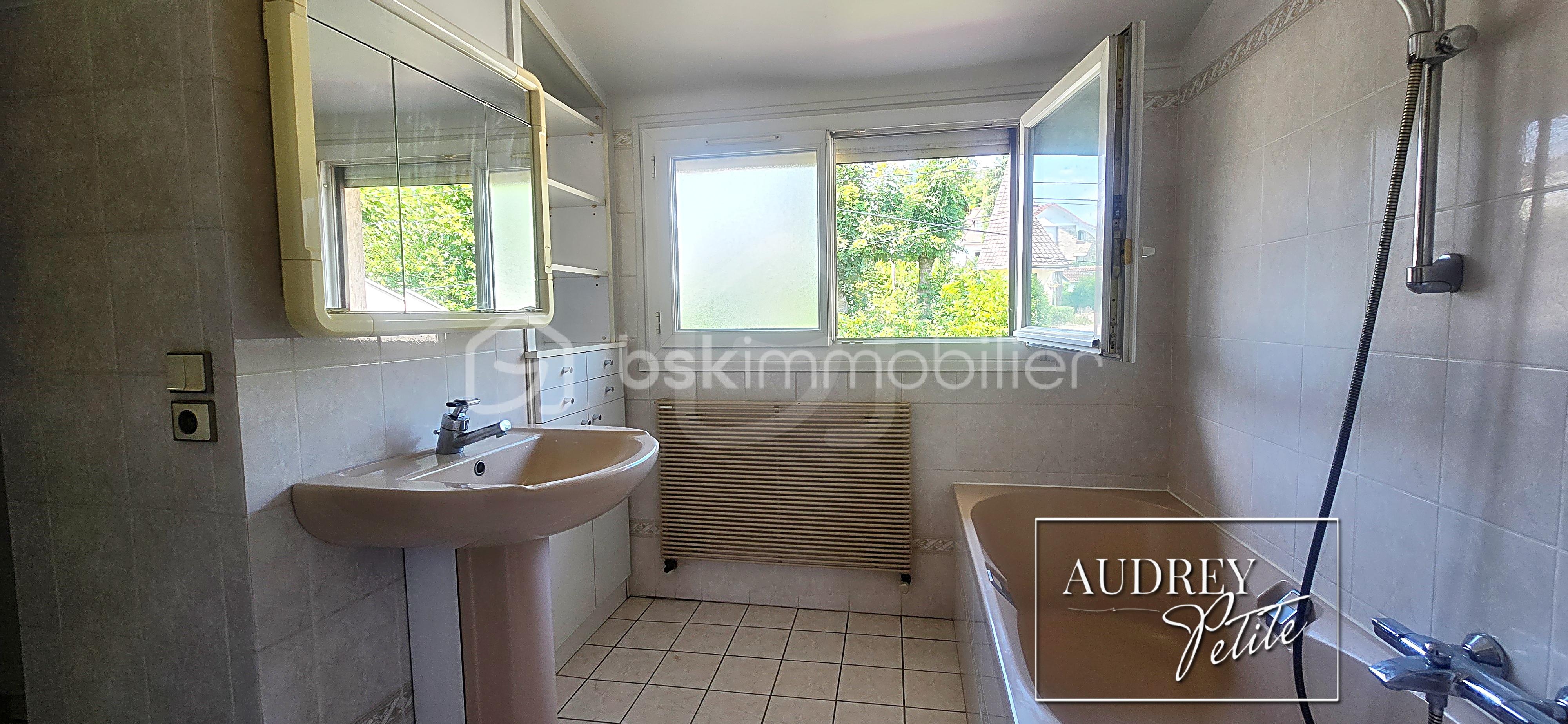 Maison de 111 m² - Sdb 1.jpg