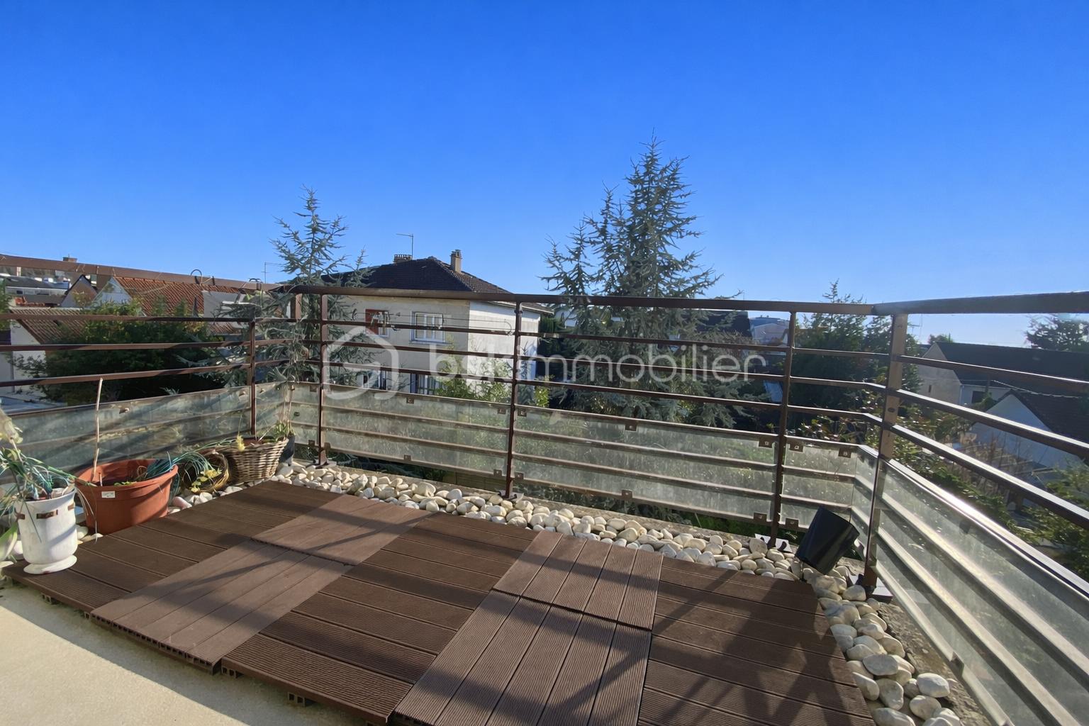 Balcon spacieux sous ciel bleu clair.png