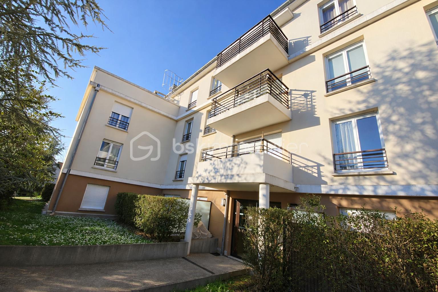 Bâtiment résidentiel ensoleillé et moderne.png