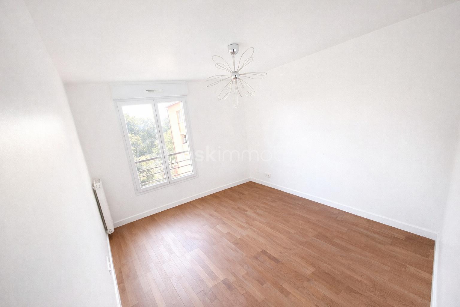 Intérieur lumineux avec vue sur le jardin.png