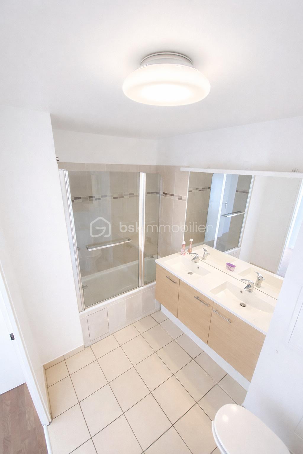 Salle de bain moderne et lumineuse.png