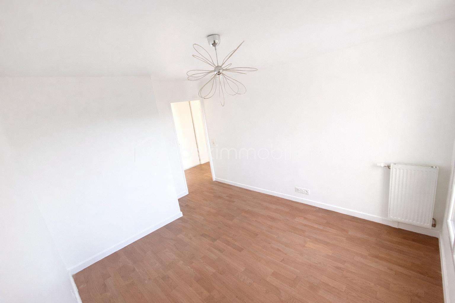 Pièce lumineuse et épurée avec lustre.png