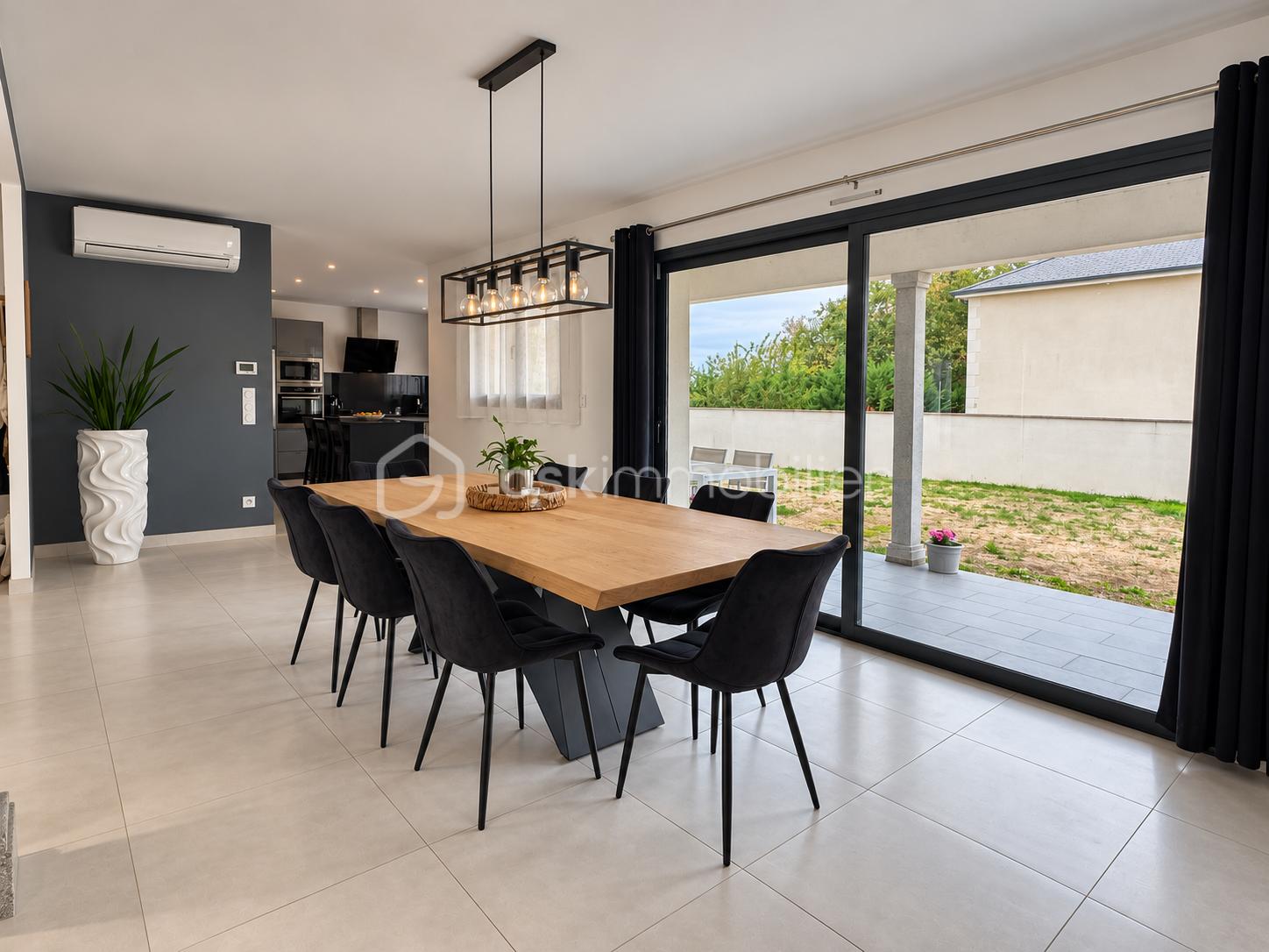 Salle à manger, bois et lumière naturelle.png
