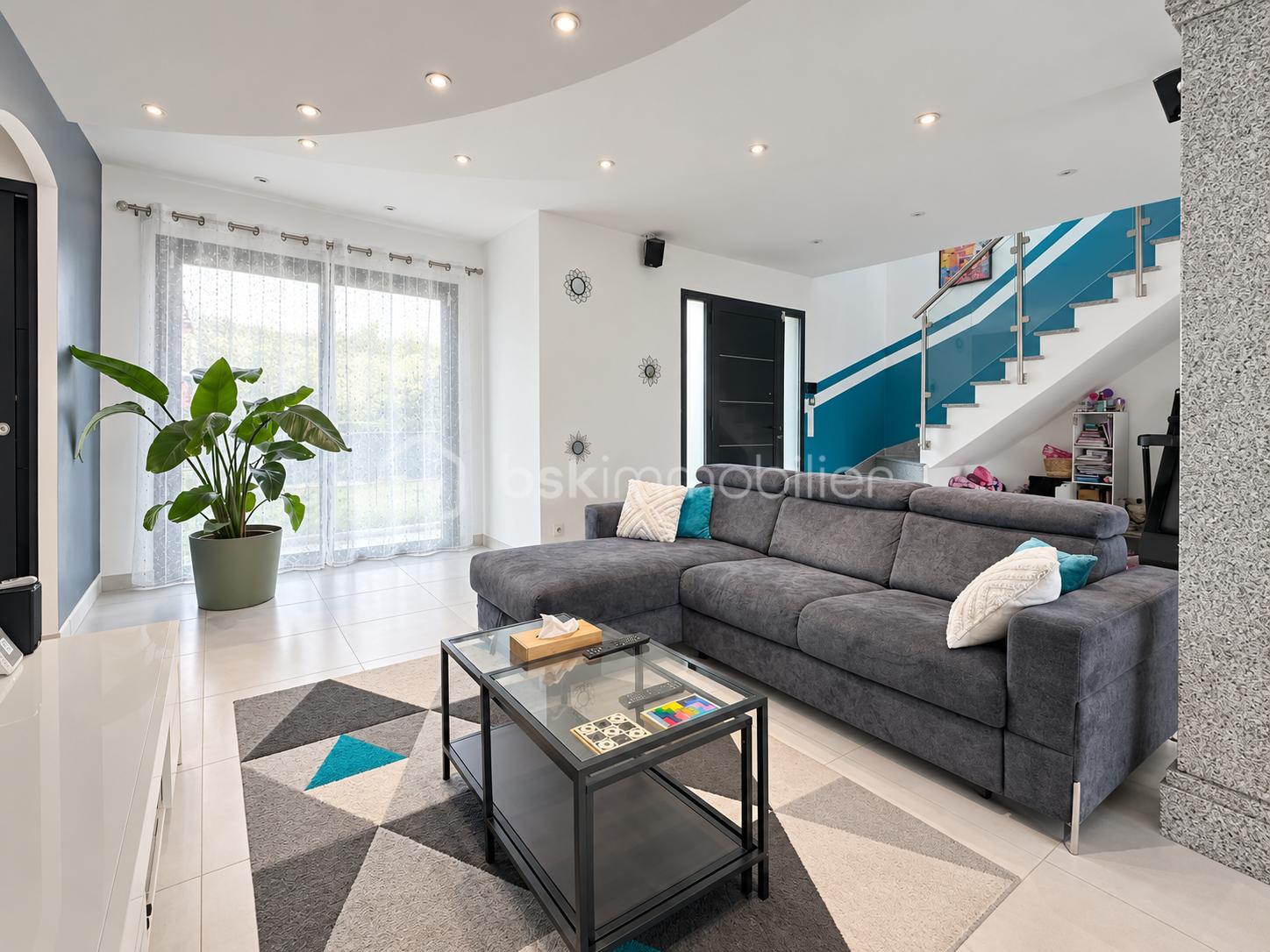 Intérieur élégant baigné de lumière naturelle-5.png