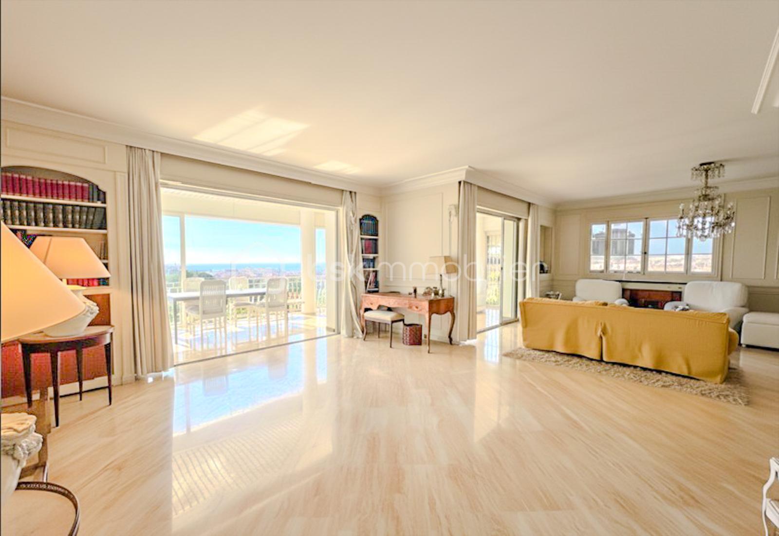 salle à manger du haut 2.jpg