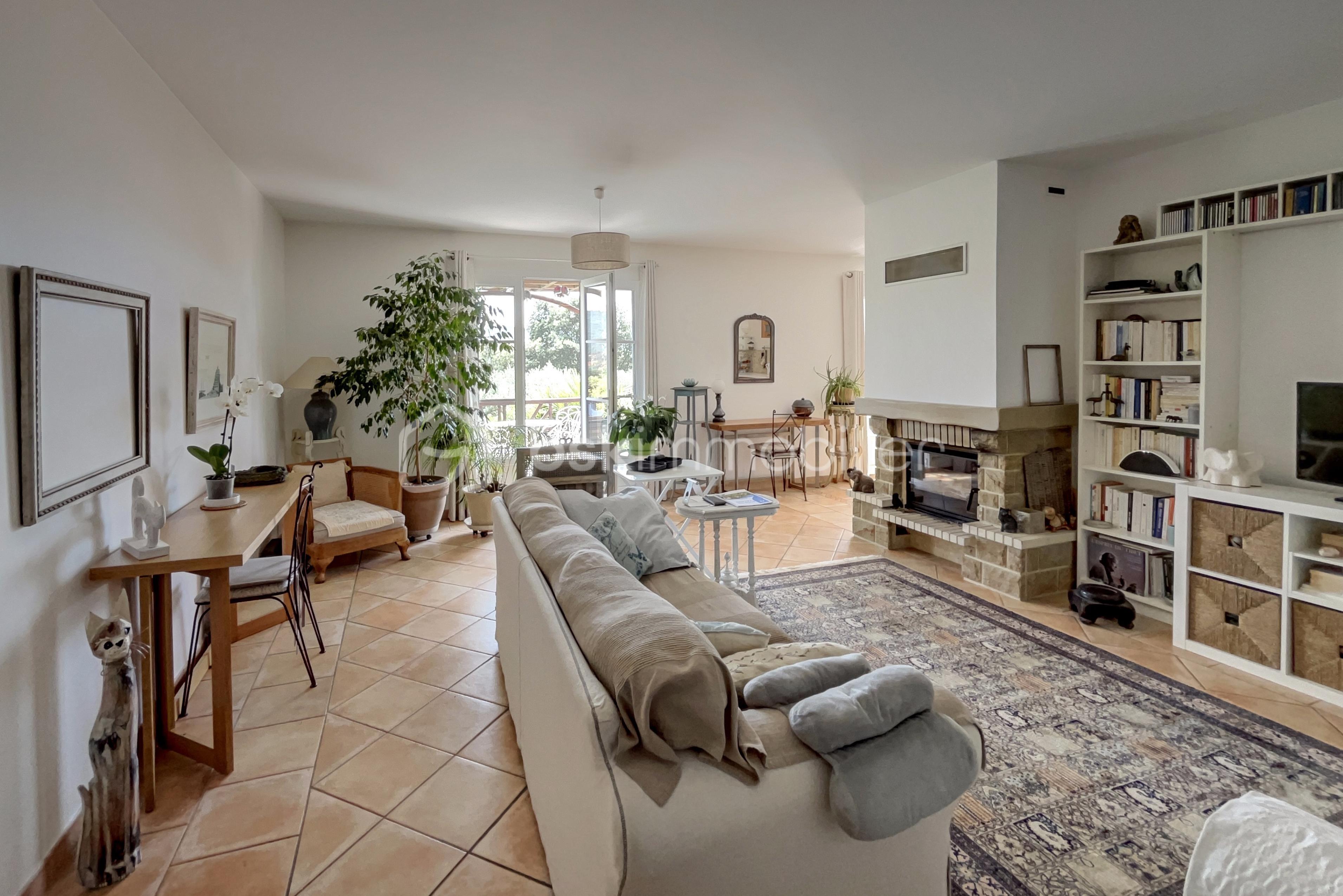 Maison provencale de 96 m² - Salon-2 2.jpg