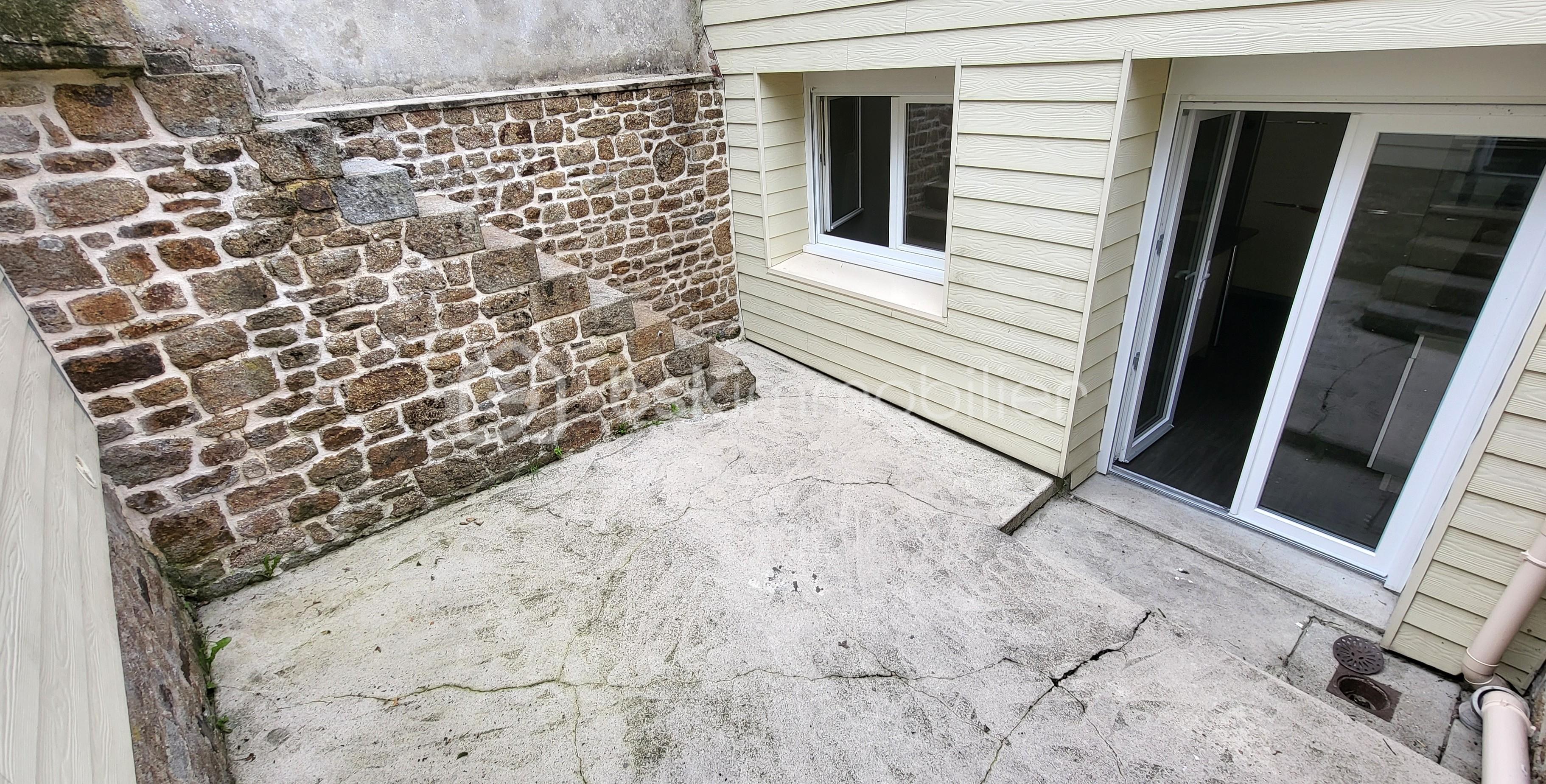 Maison de village de 83 m² - MARGUERIE cour ple le 03 08.jpg