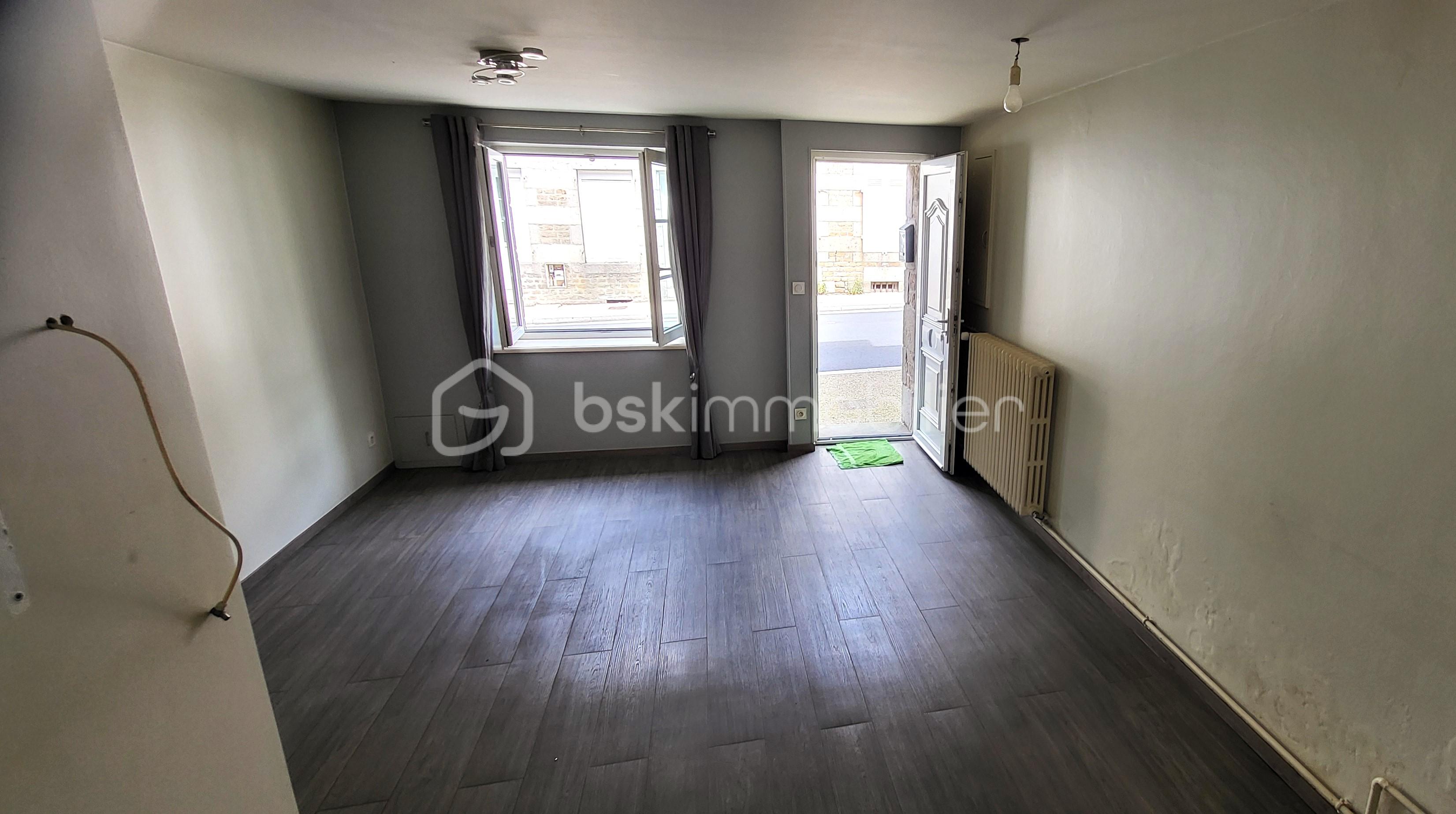 Maison de village de 83 m² - MARGUERIE séjour pris de l'escalier .jpg