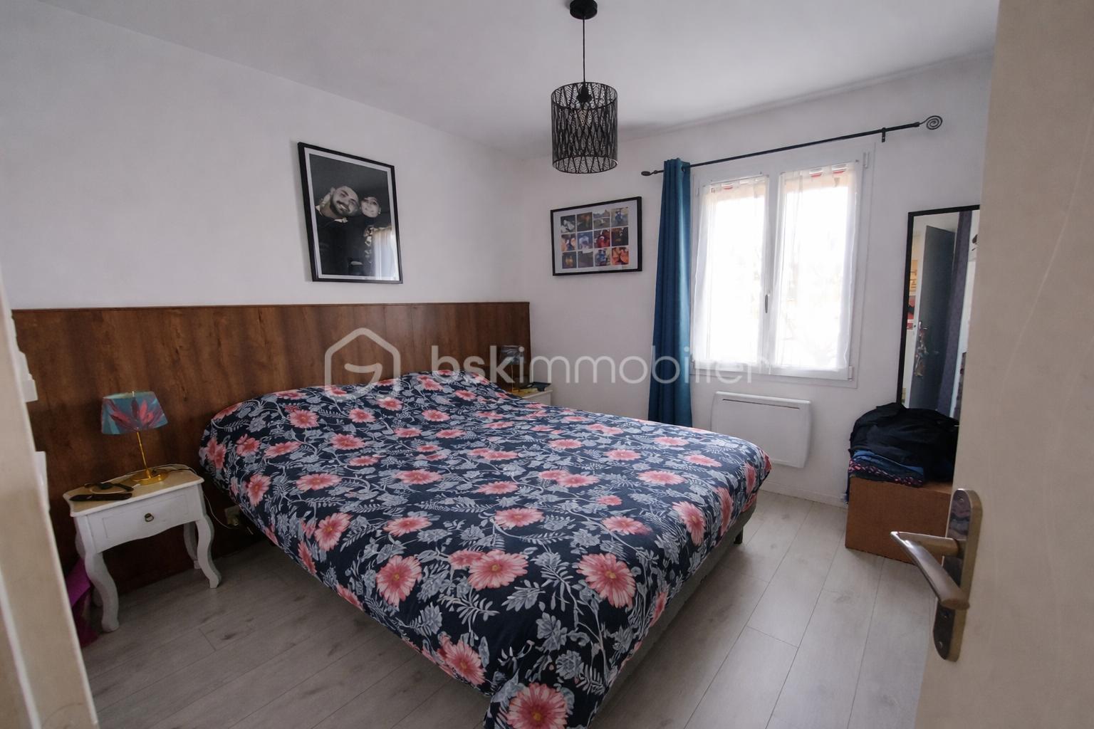 Chambre cosy avec literie fleurie.png