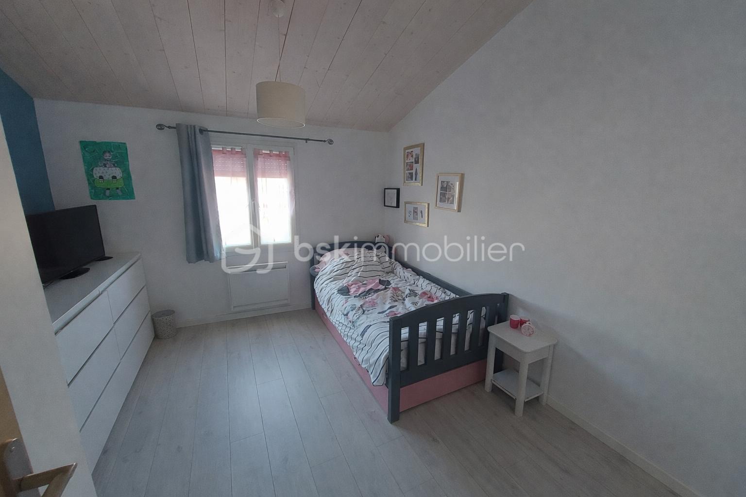 Maison de ville de 98 m² - Chambre enfant lumineuse et bien rangée.png