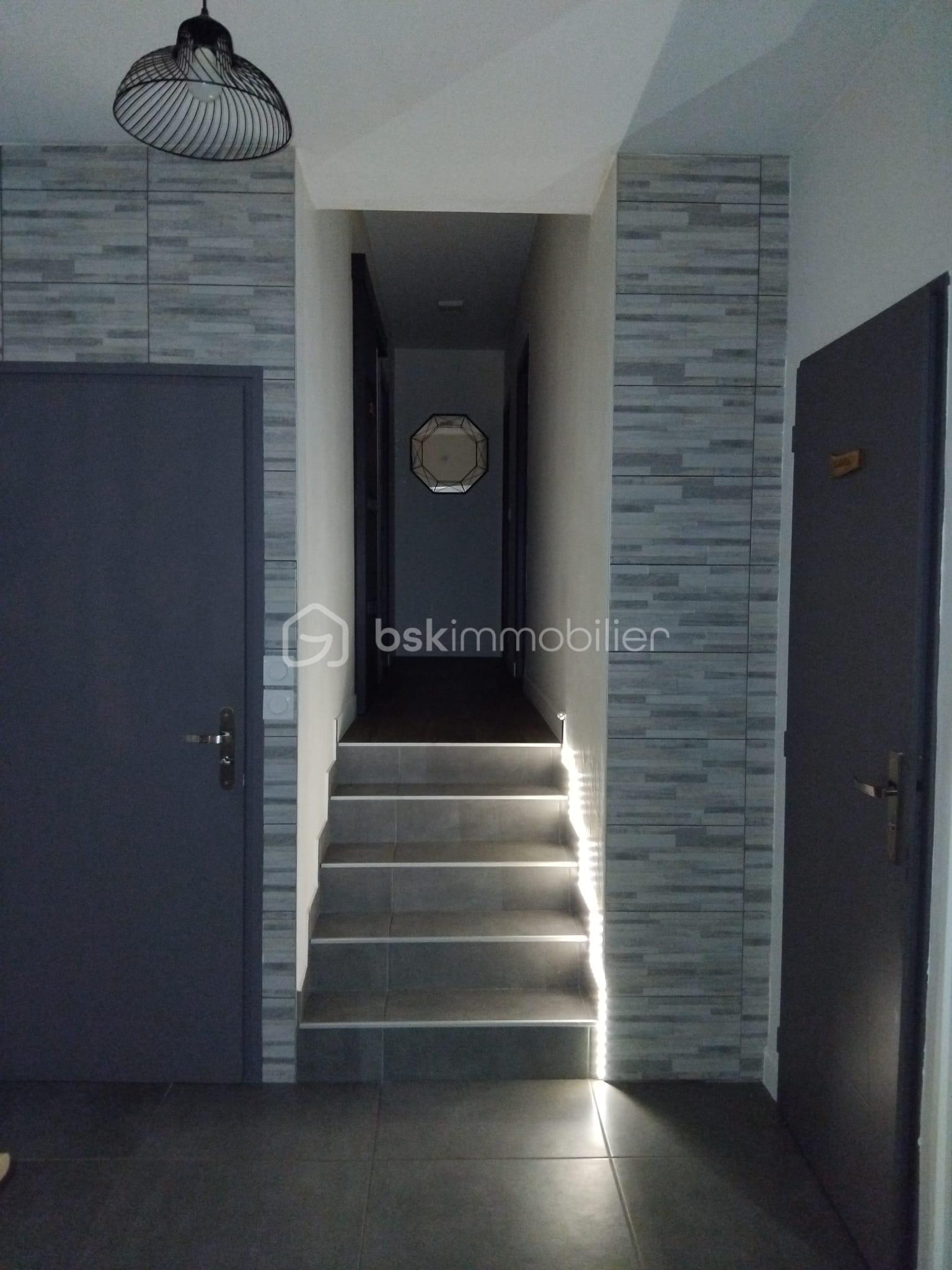 Maison de 100 m² - ESCALIER DE NUIT AVEC LUMIERE.jpg