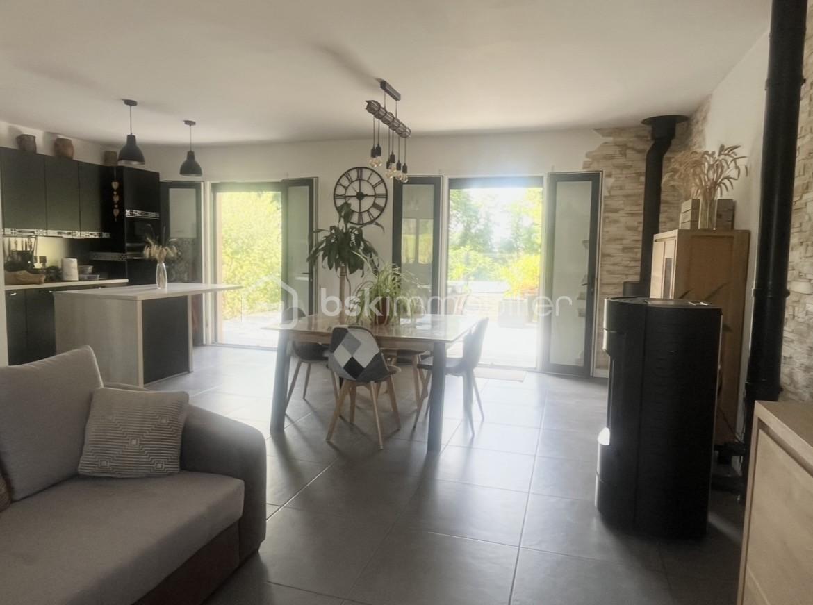 Maison de 100 m² - PHOTOS SEJOUR VUE EXTERIEUR.jpg