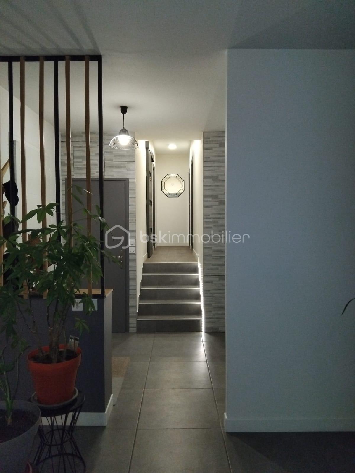 Maison de 100 m² - ESCALIER AVEC ENTREE.jpg