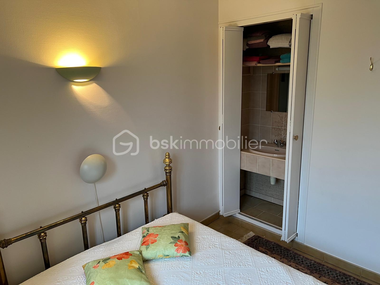 Bastide de 111 m² - chambre 2 + lava.jpg