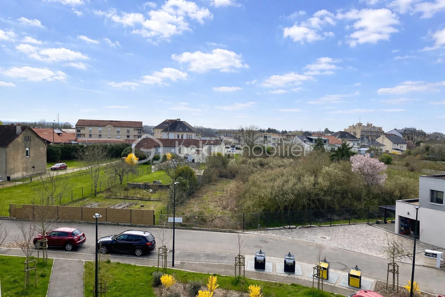 Quartier tranquille sous un ciel bleu.jpg