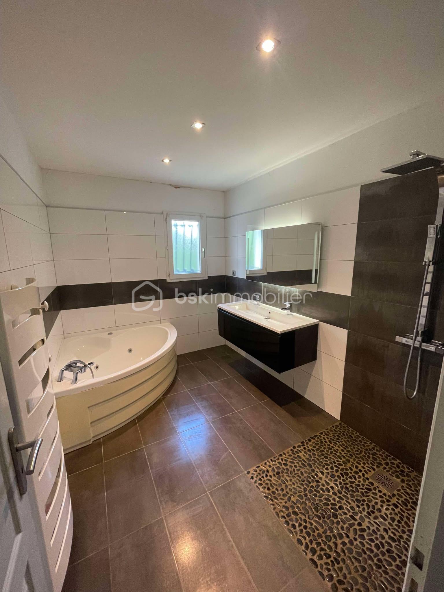 Maison de 132 m² - SDB PRINCIPALE.jpg