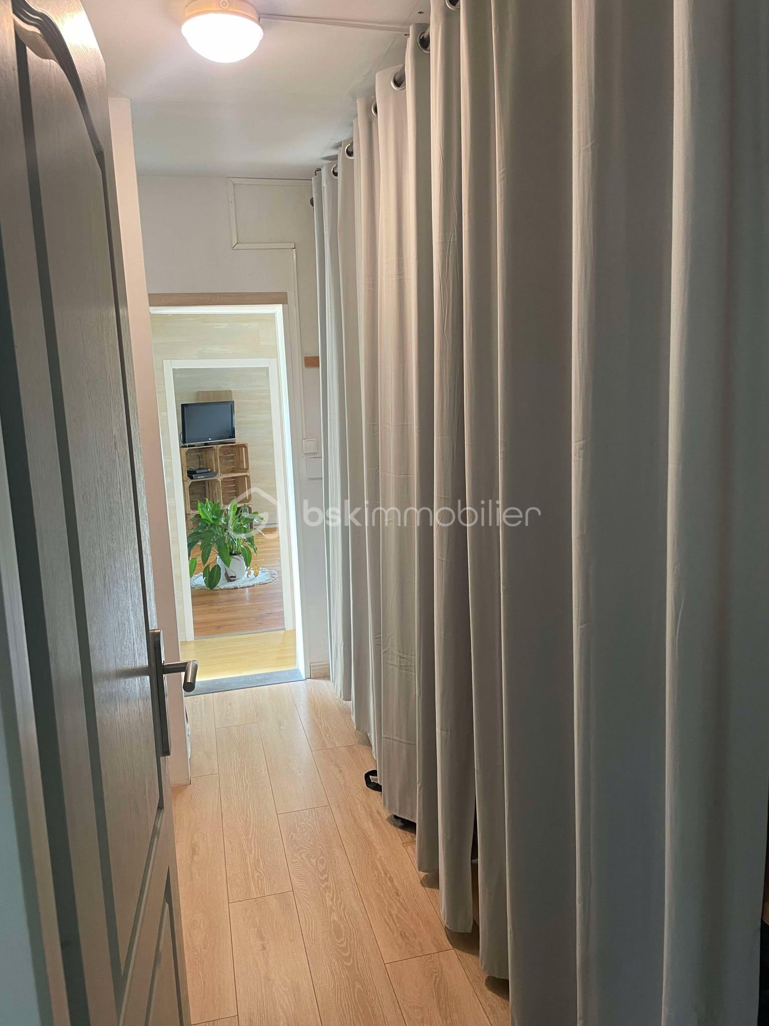 Maison de 132 m² - COULOIR AVEC RANGEMENTS.jpg