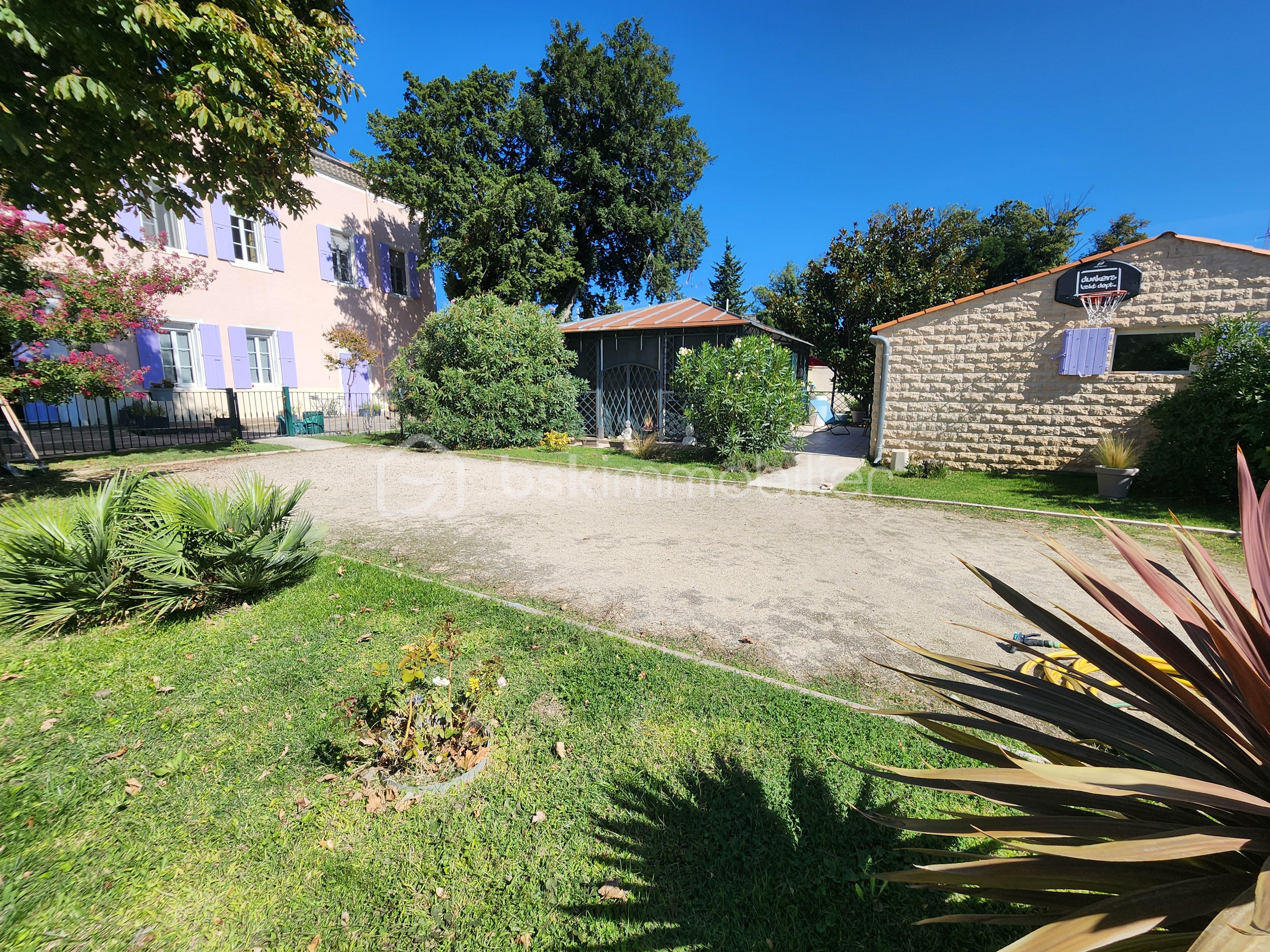 Appartement de 197 m² - jardin pétanque .jpg