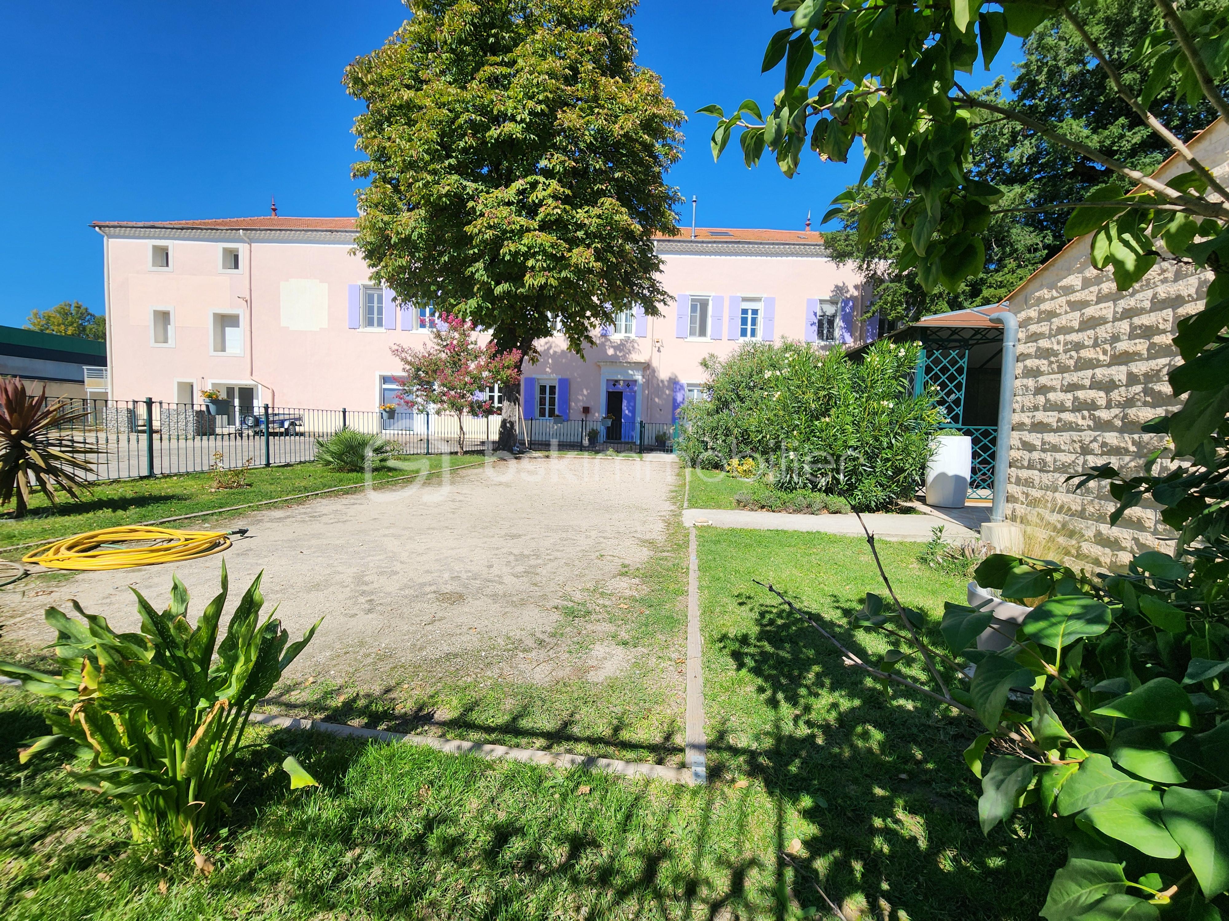 Appartement de 197 m² - jardin vue façade.jpg