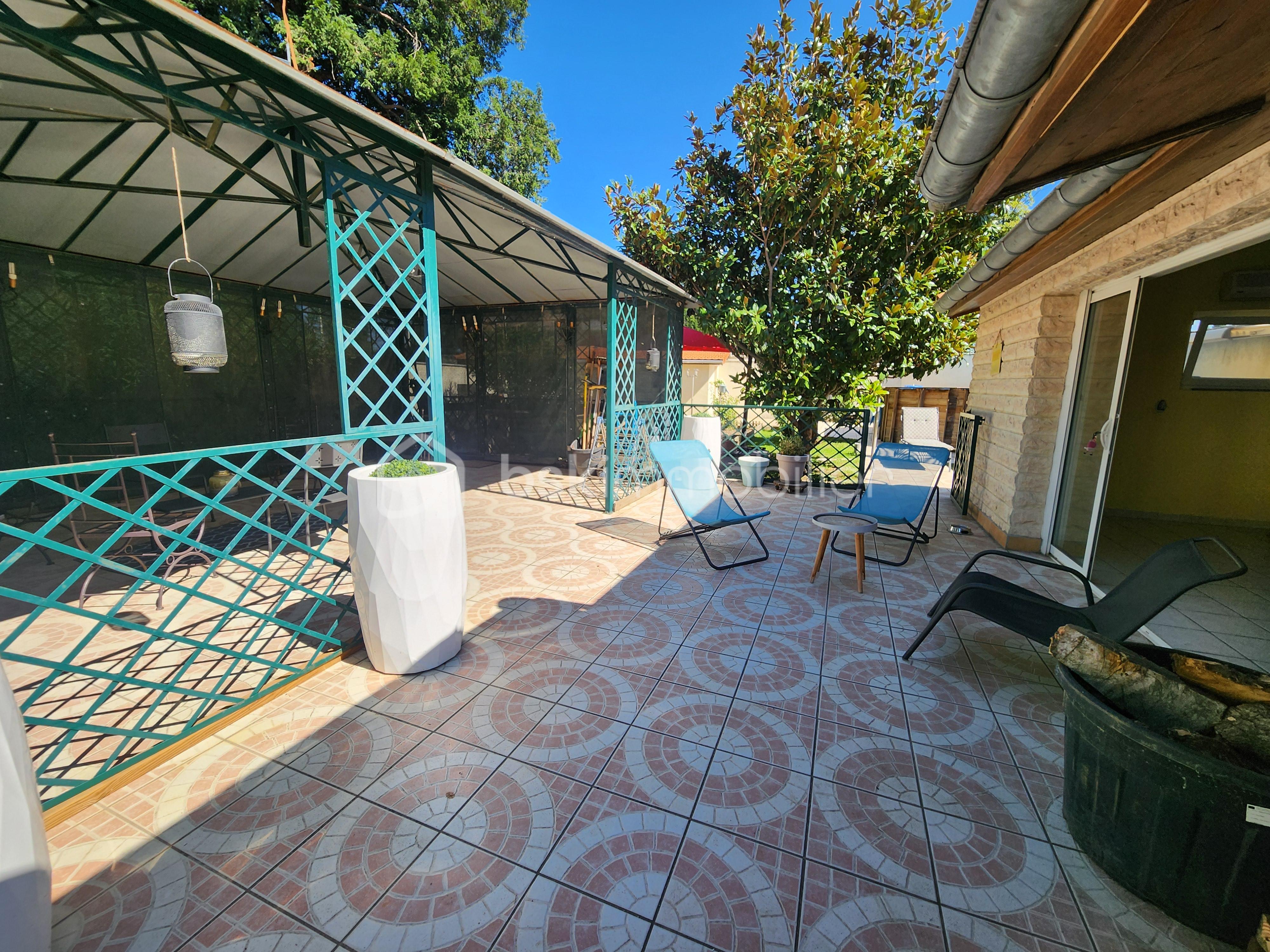 Appartement de 197 m² - jardin terrasse transats.jpg