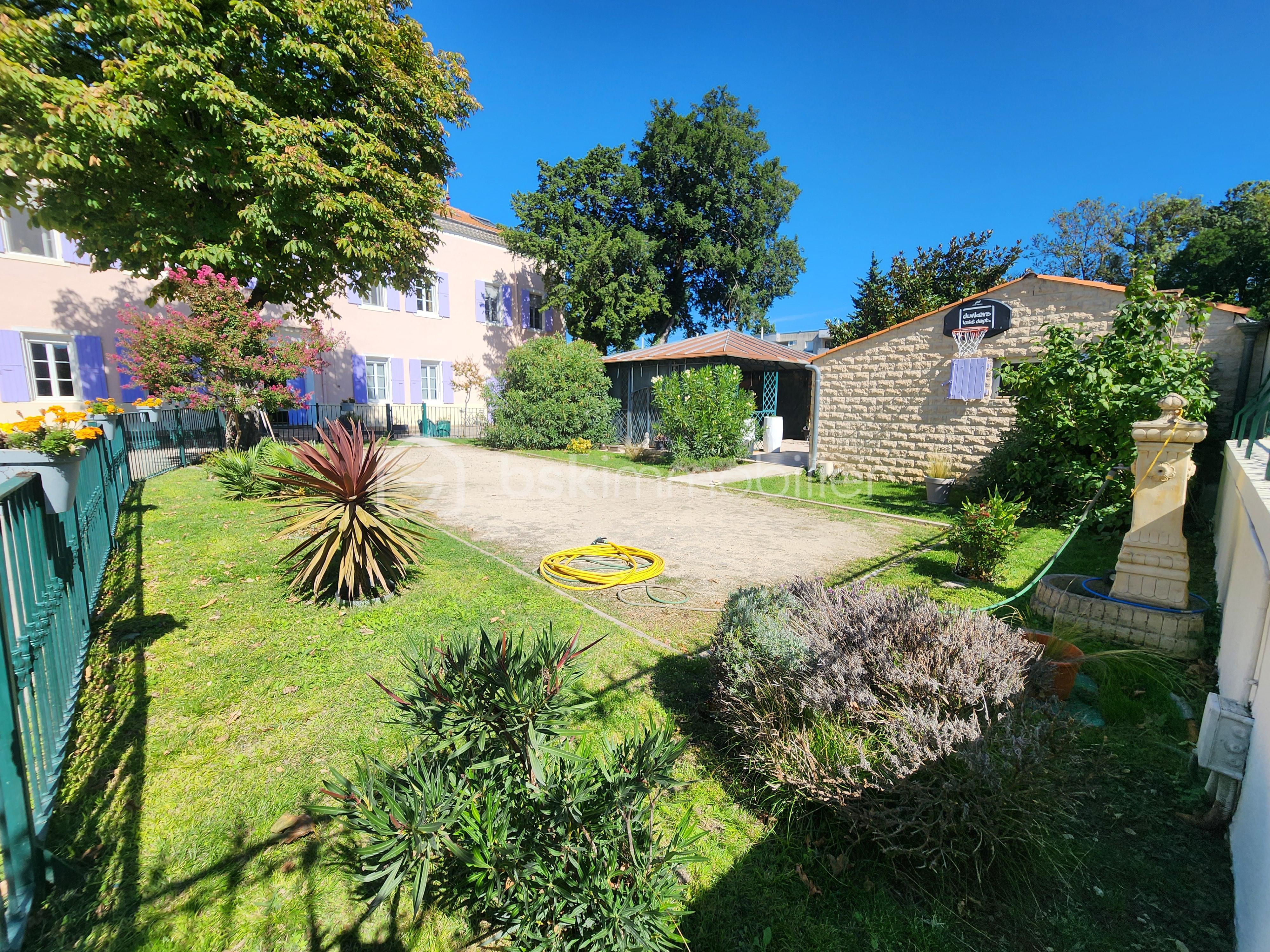 Appartement de 197 m² - jardin pétanque angle .jpg