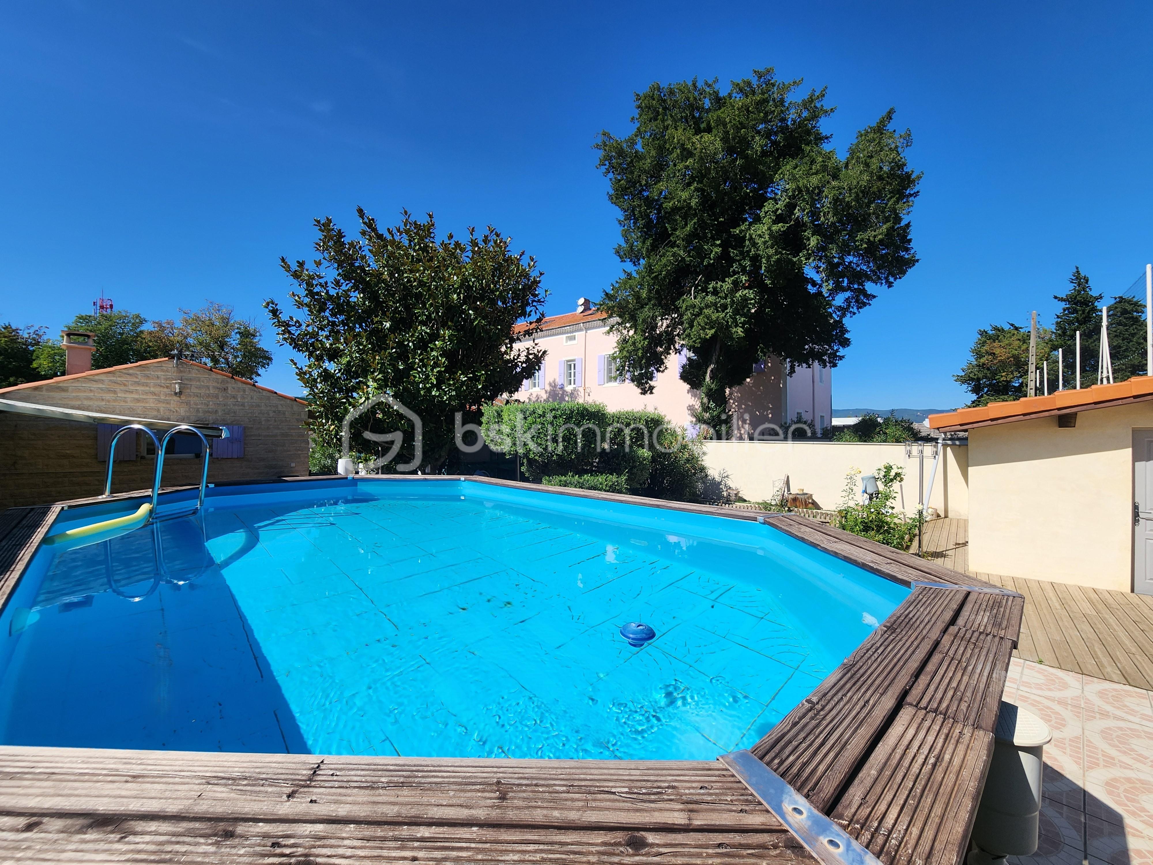 Appartement de 197 m² - piscine.jpg
