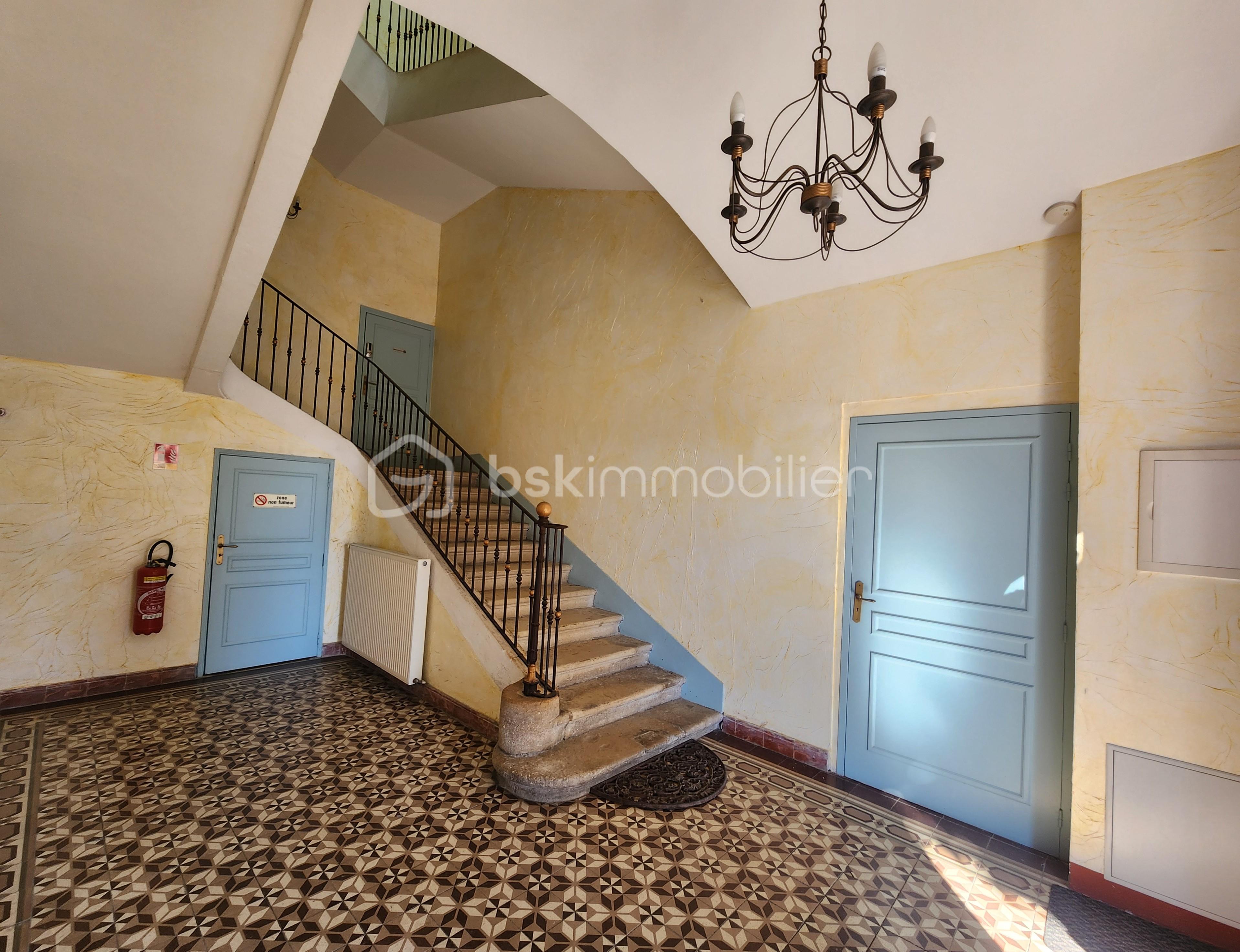 Appartement de 197 m² - Immeuble entrée.jpg