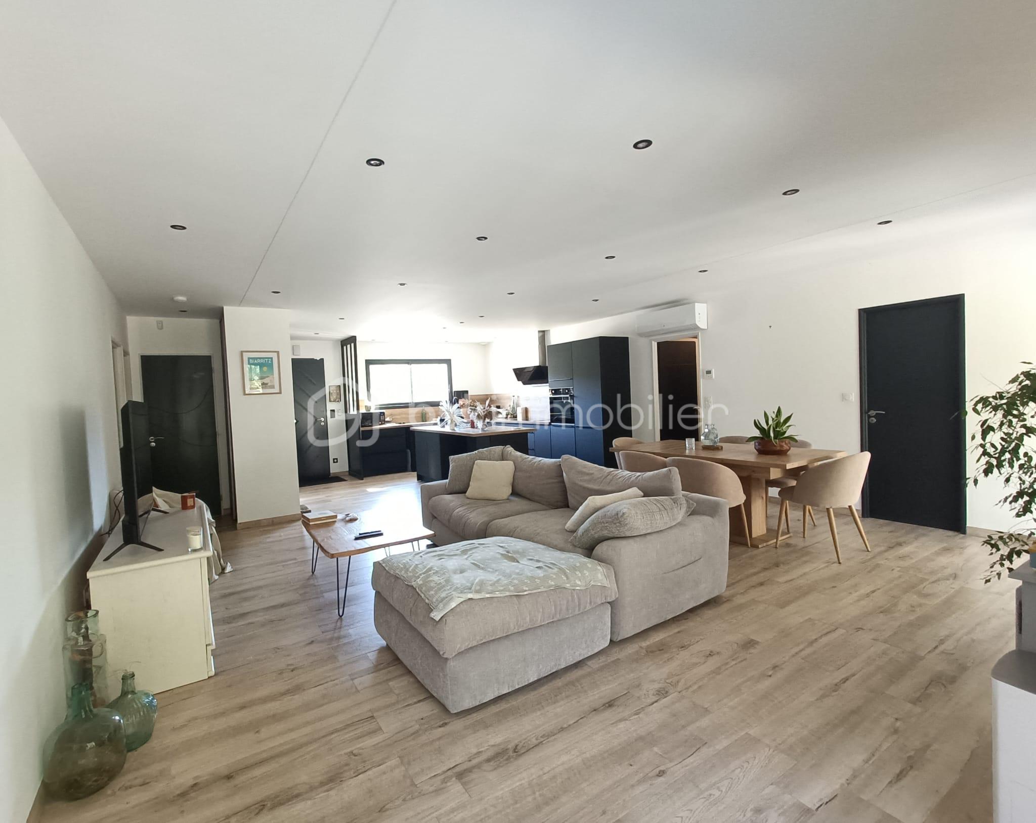 Maison contemporaine de 121 m² - f5f2b0be-78f0-4b43-b858-da7b1af5a4f0.JPG