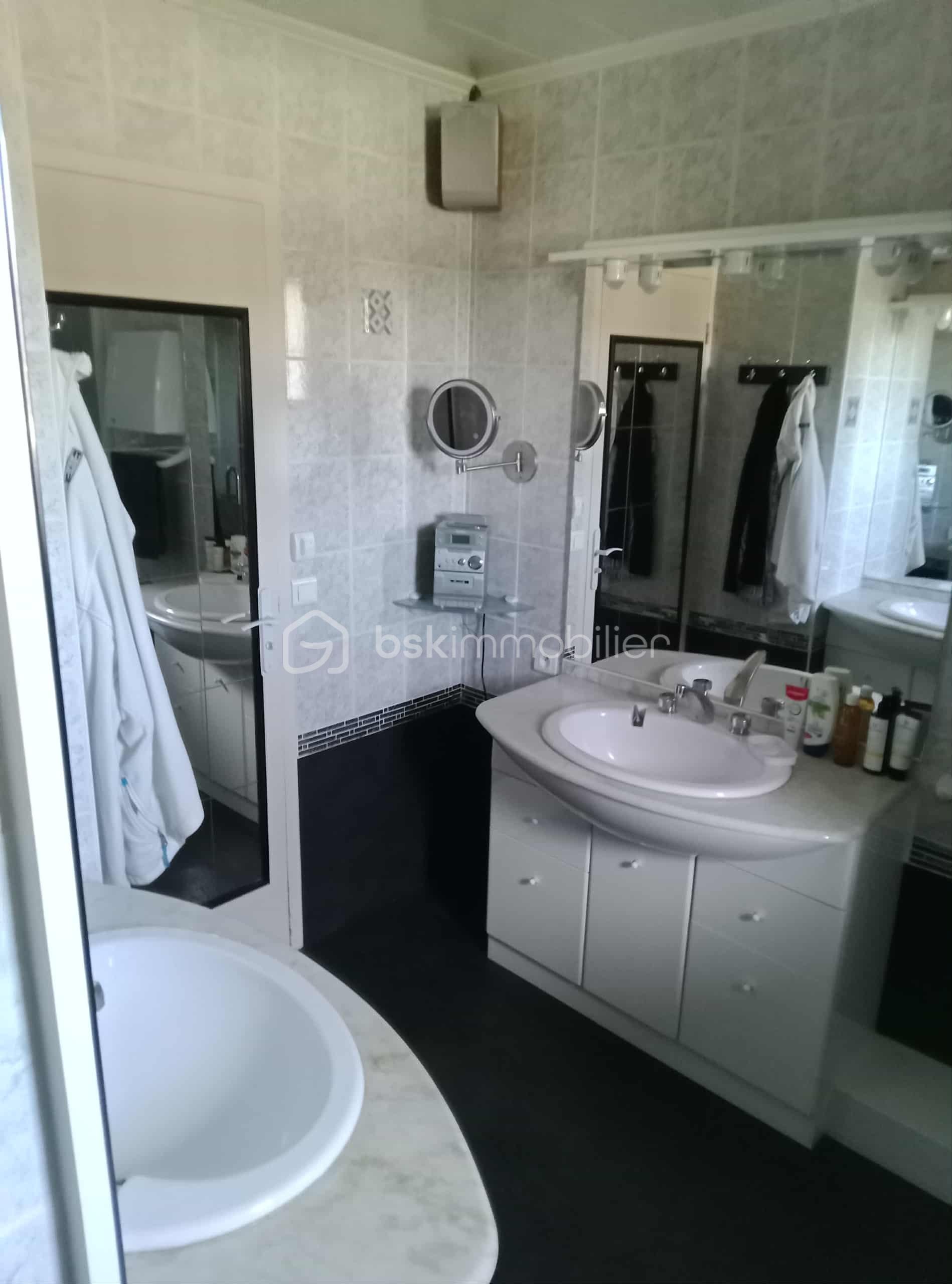 Maison contemporaine de 146 m² - 1501fc2d-5a56-4c5f-946c-cbf4f0242e83.jfif