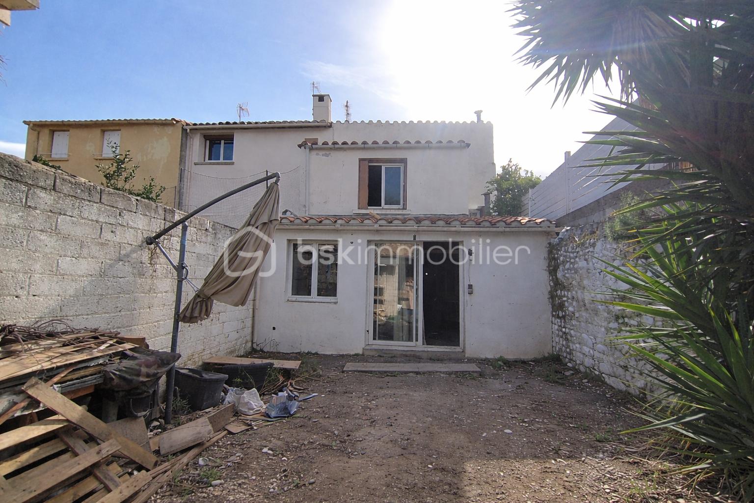 Jardin en désordre et parasol affaissé.png