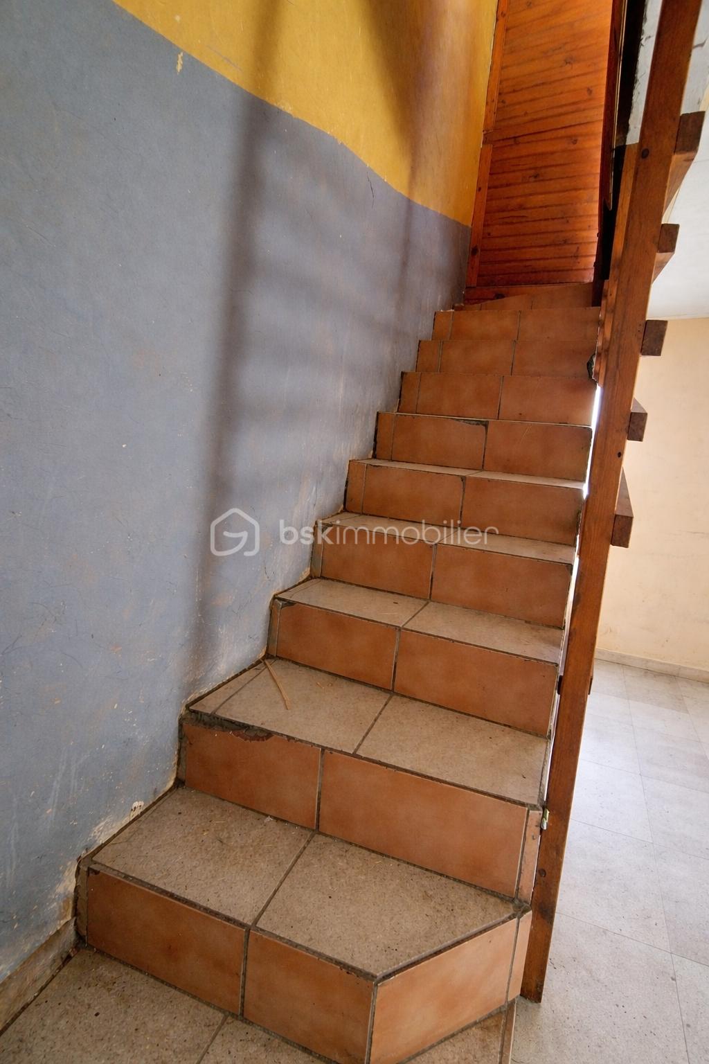 Escalier en terre cuite usé.png