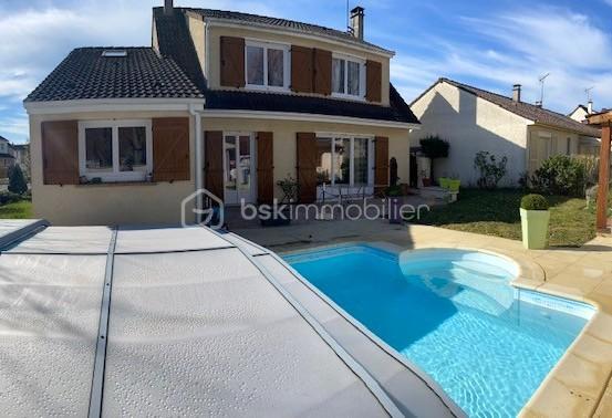 maison arriere avec piscine.jpeg