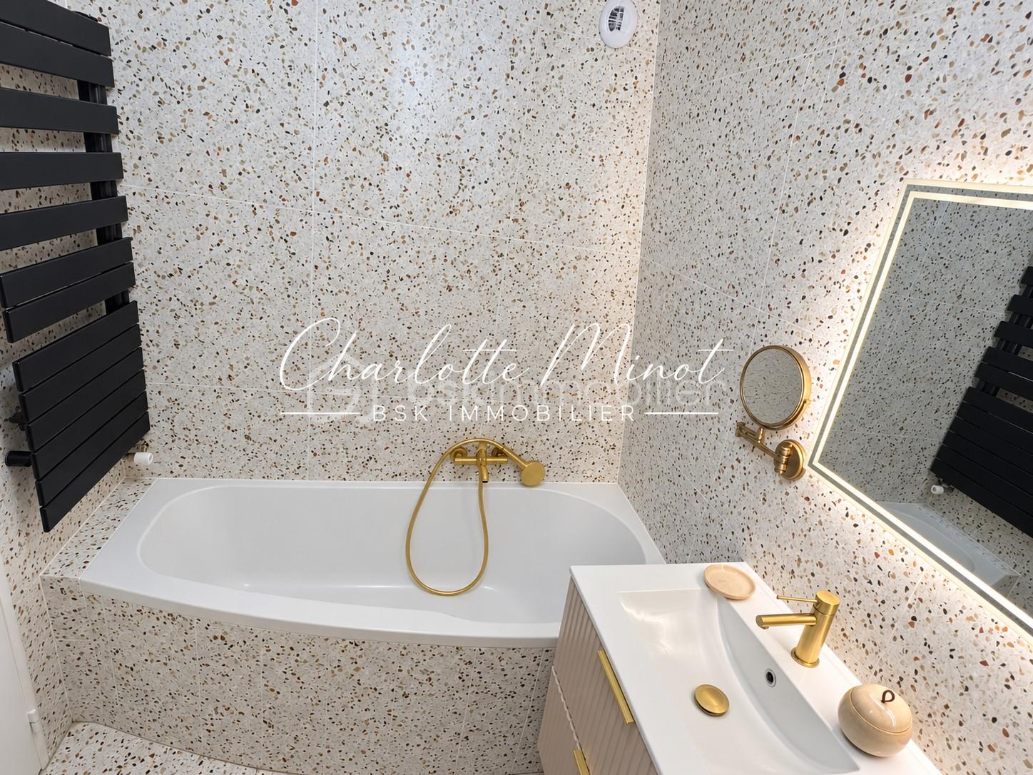 salle de bains avec baignoire et douches.jpg