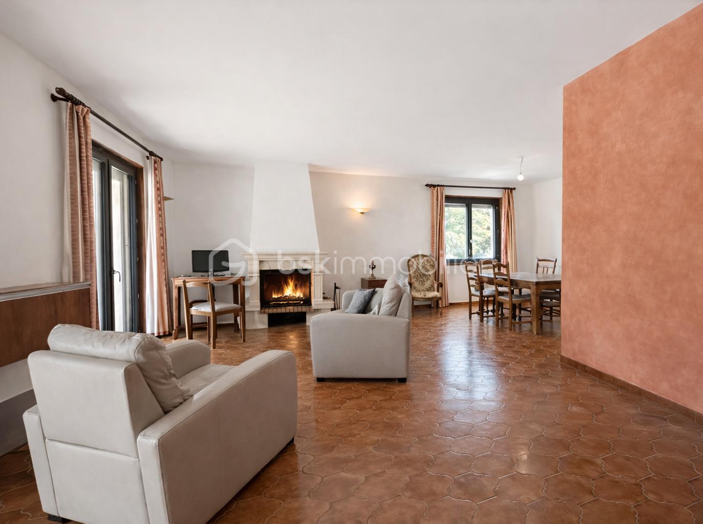 EMILIE BROCHE BSK IMMOBILIER BOURG SAINT ANDEOL 0629326964 SALLE A MANGER SALON.png