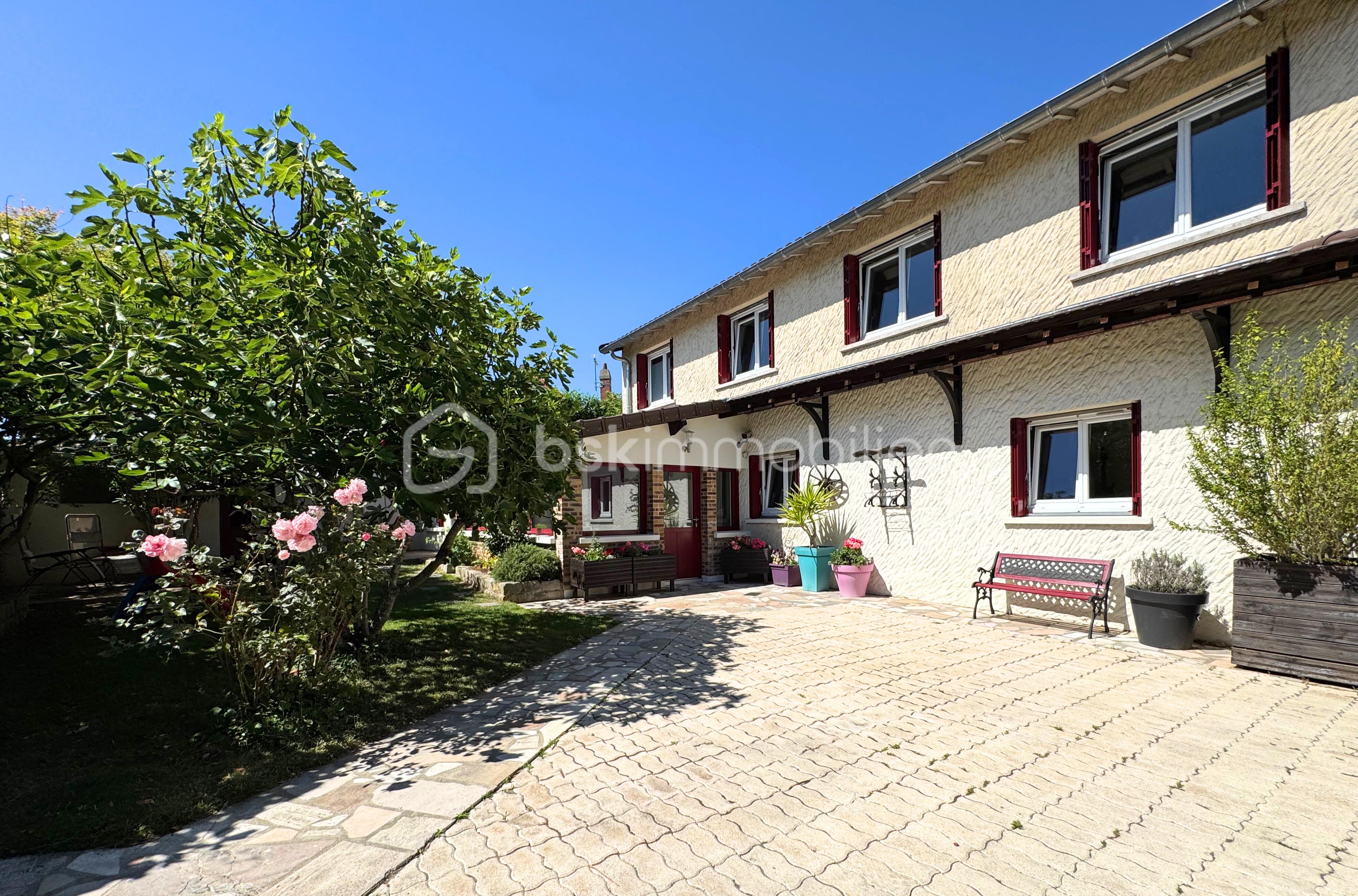 Maison de 146 m² - 1.façade + parvis.jpg