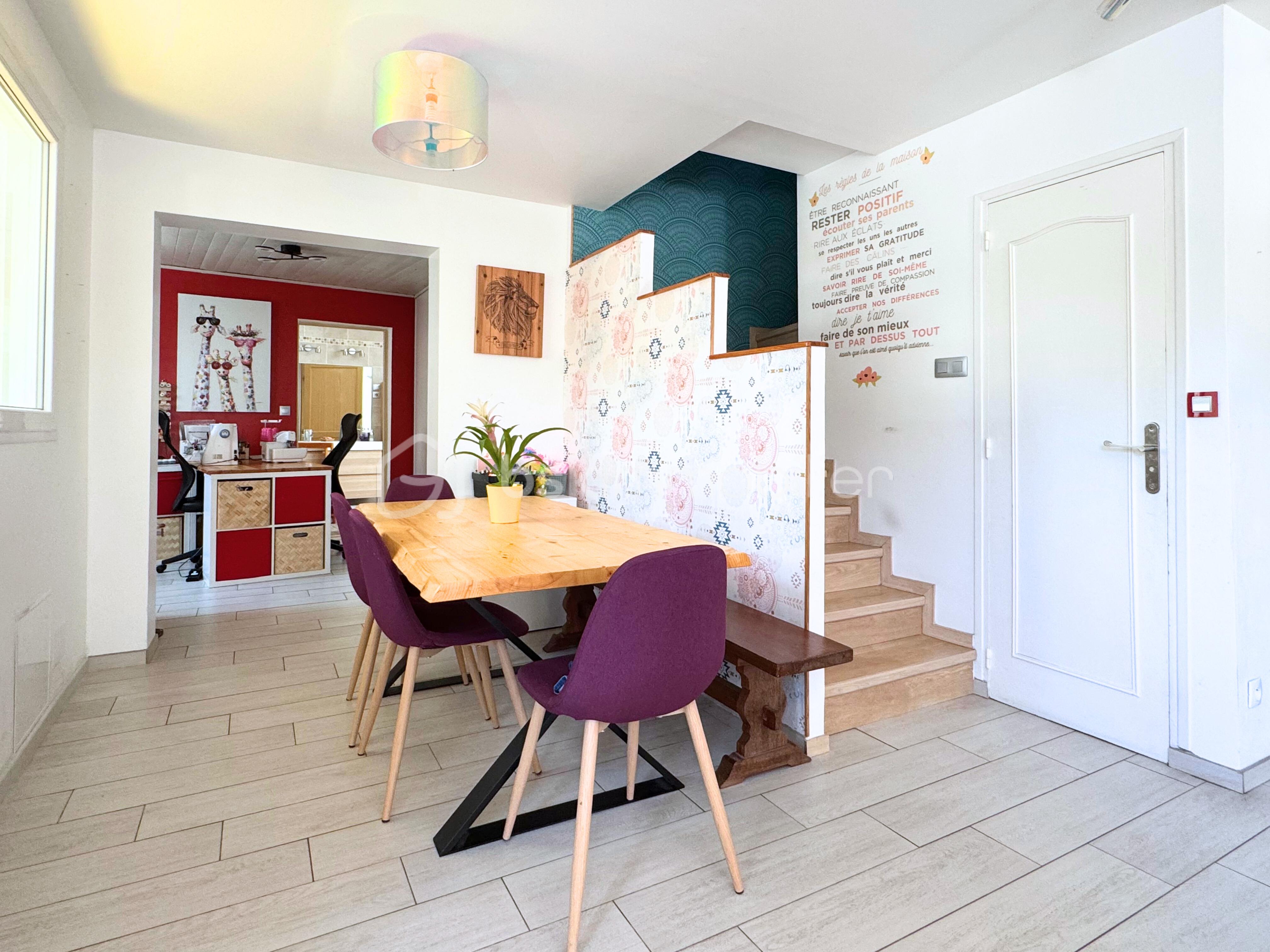 Maison de 146 m² - 7.table à manger canva.jpg