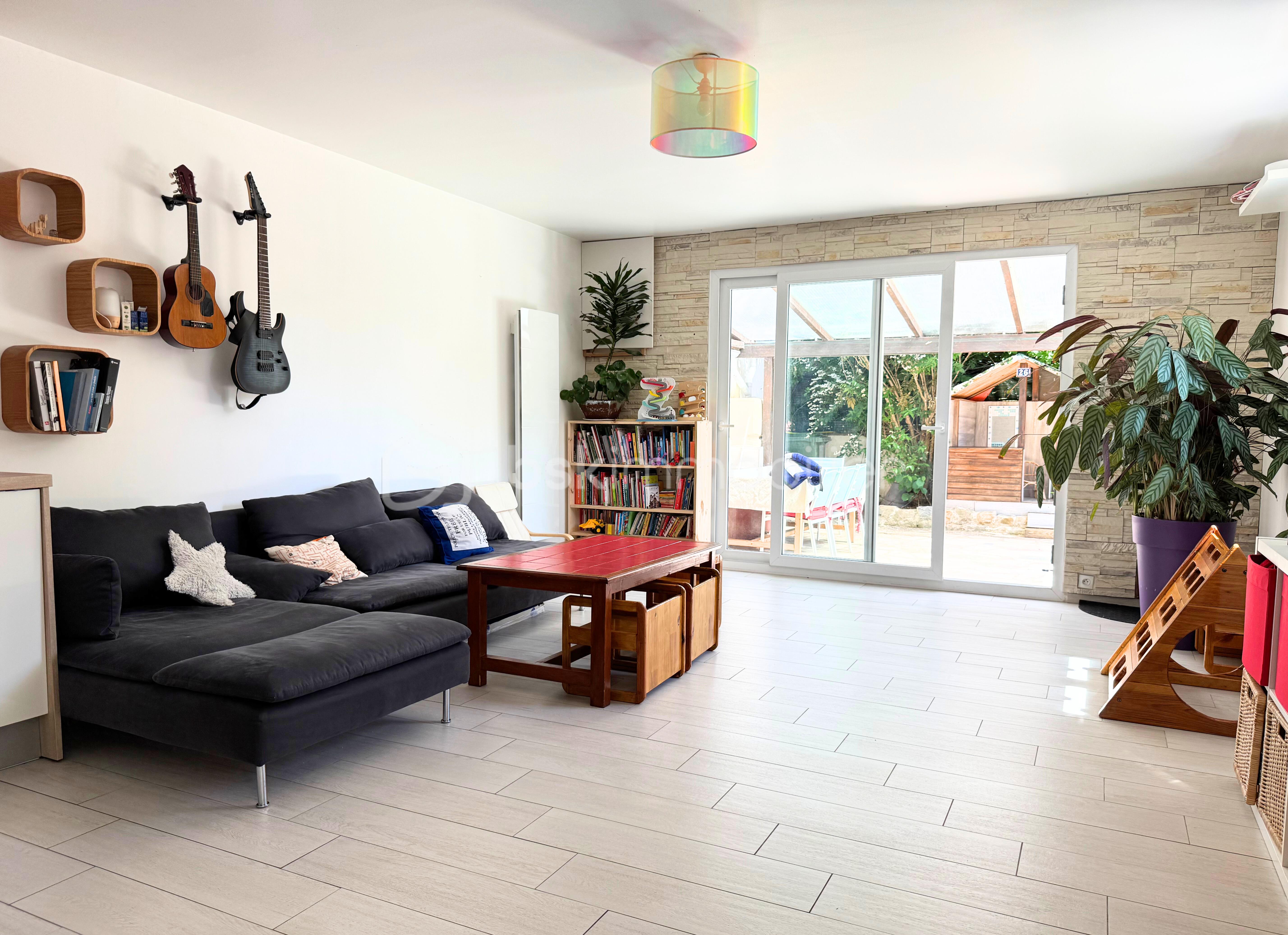 Maison de 146 m² - 5.salon séjour terrasse.jpg