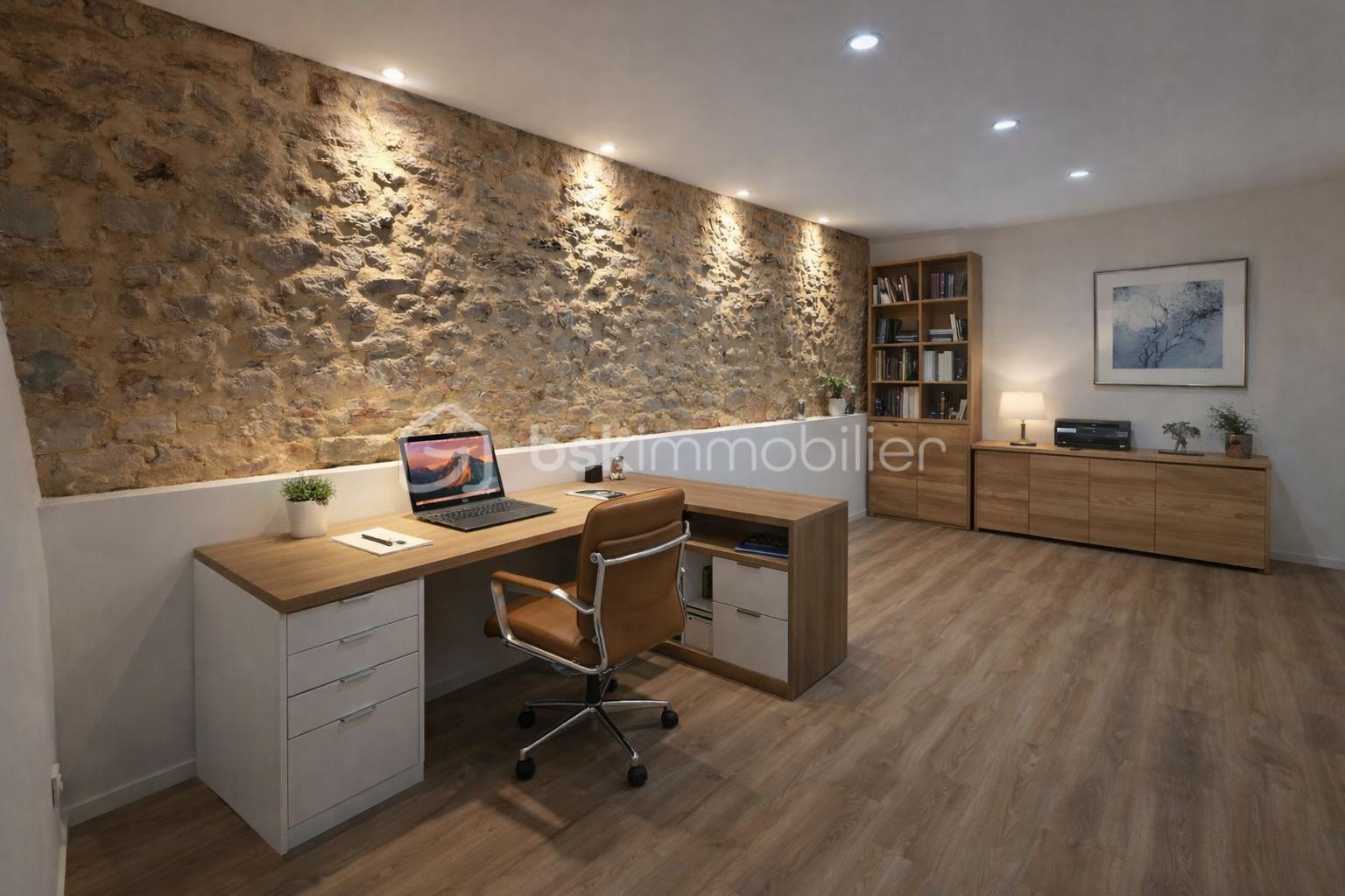 Bureau moderne avec mur en pierres.png