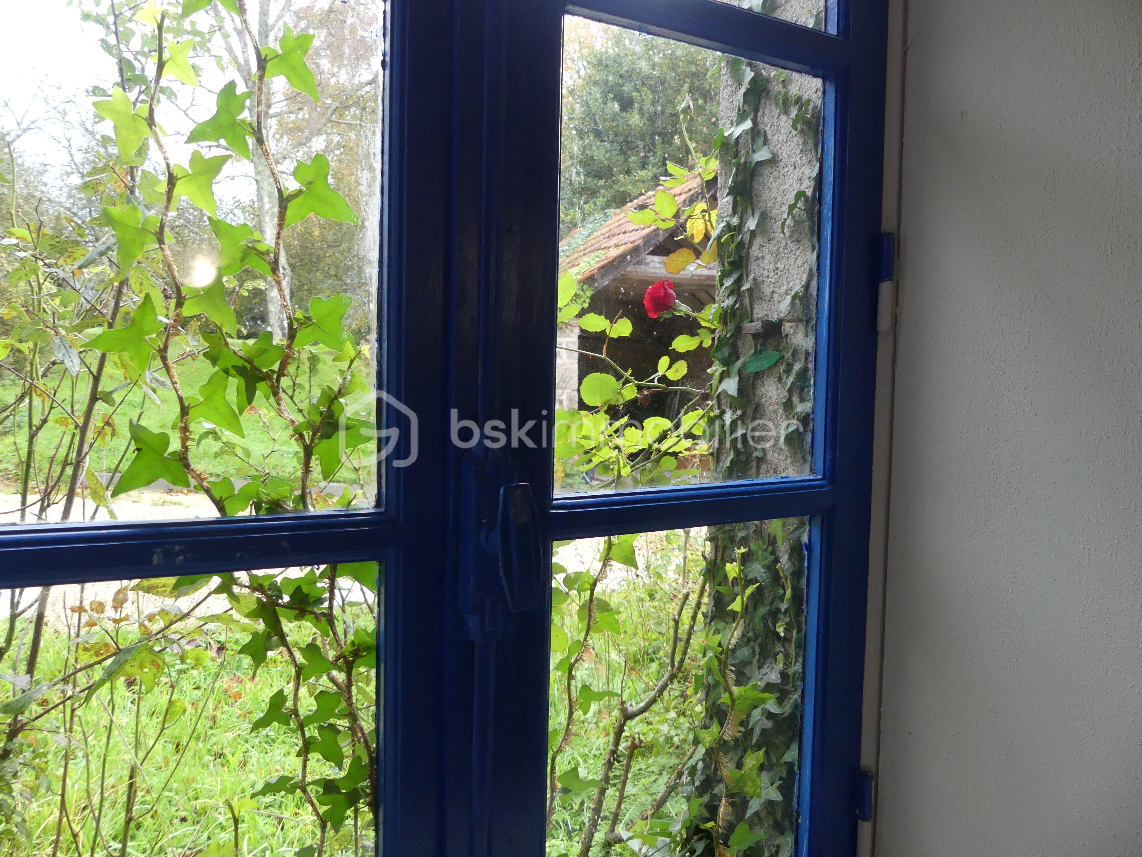 Maison longere de 261 m² - salon bibliothèque fenêtre 2.JPG